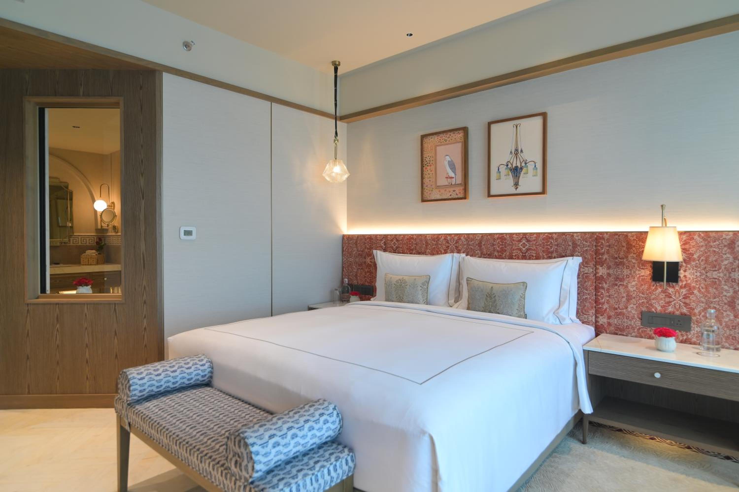 Taj Club Room King Bed with 15% discount on food, beverages, laundry and spa - Photo 4