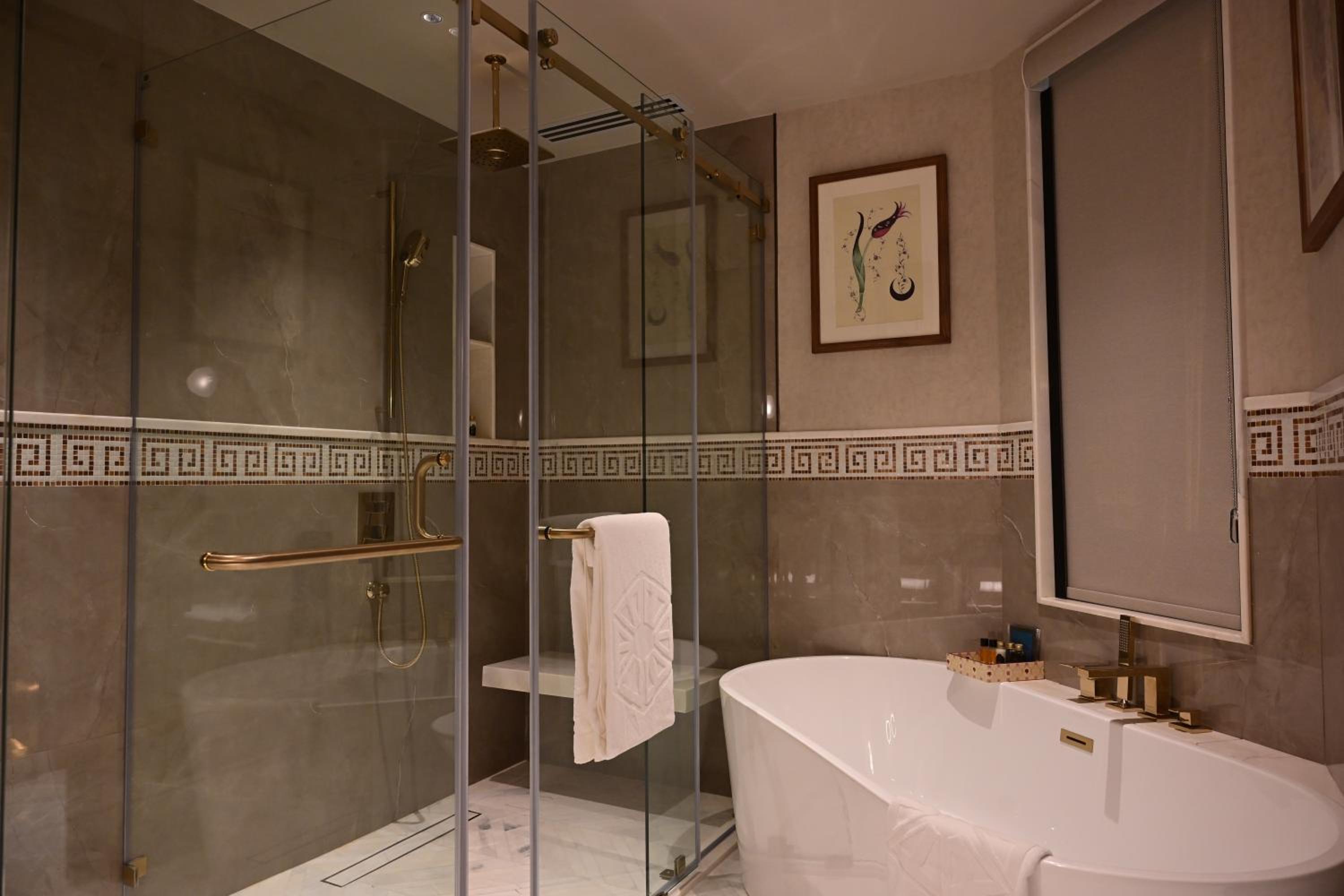 Taj Club Room King Bed with 15% discount on food, beverages, laundry and spa - Photo 3
