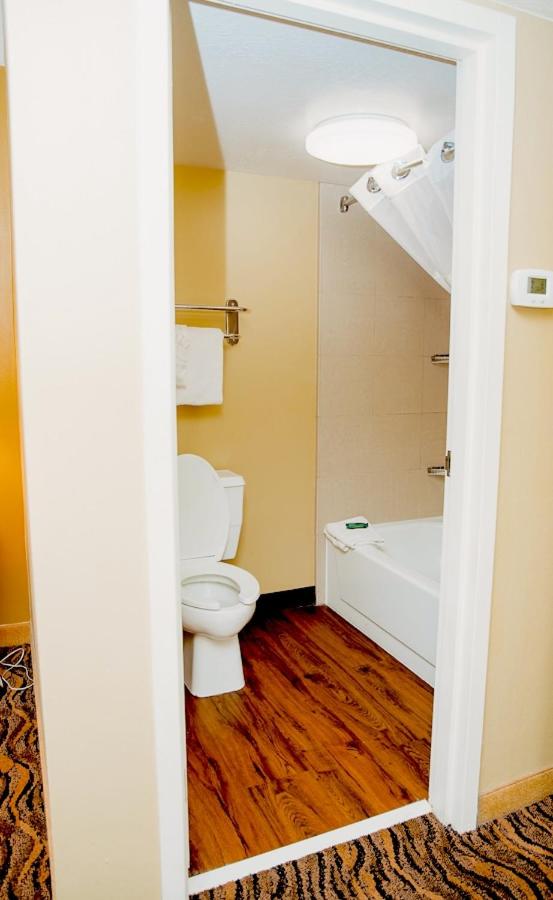 Queen Room with Two Queen Beds - Non-Smoking - Photo 2