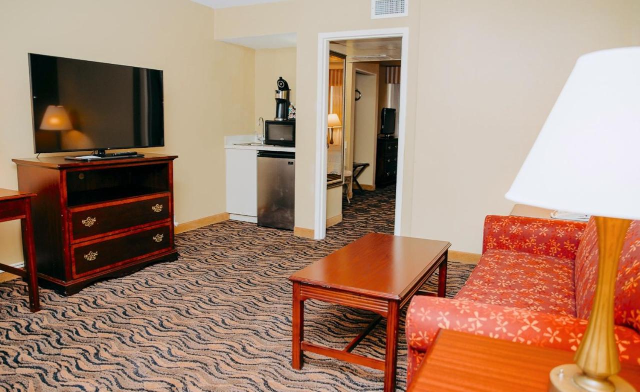 King Suite with Sofa Bed - Non-Smoking - Photo 2