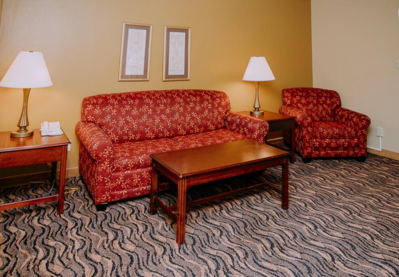 King Suite with Sofa Bed - Non-Smoking - Photo 4