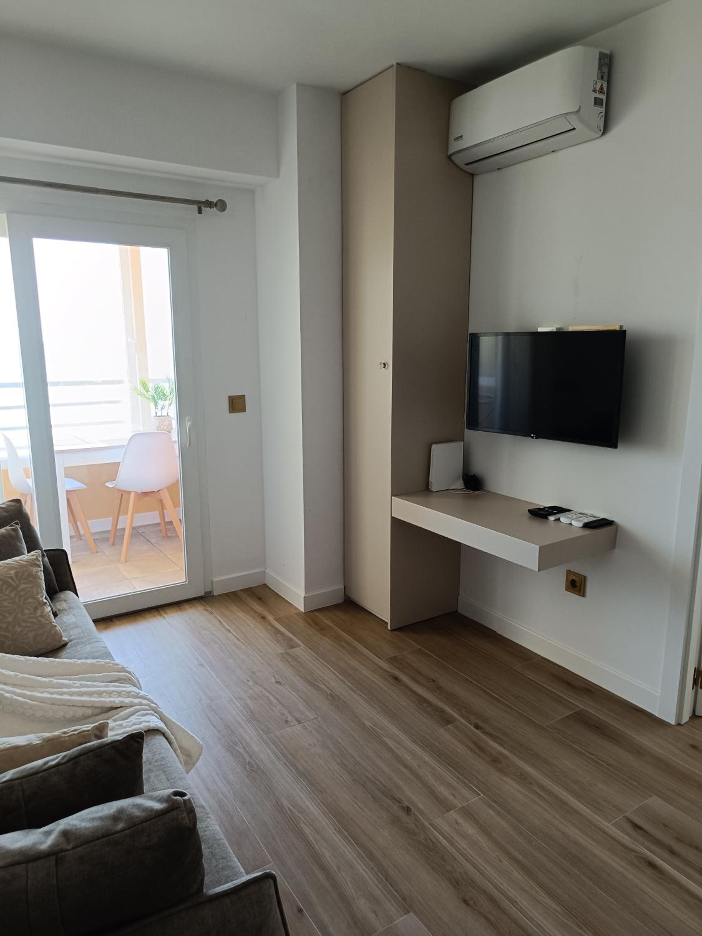 Apartamento de una habitación con balcón y vista al mar