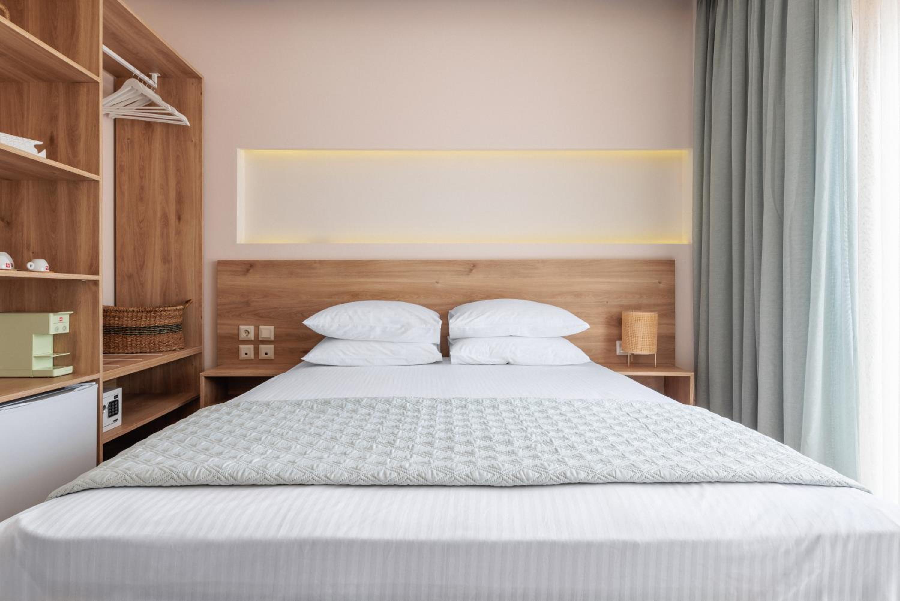 Deluxe Double Room with Balcony and Sea View photo 1