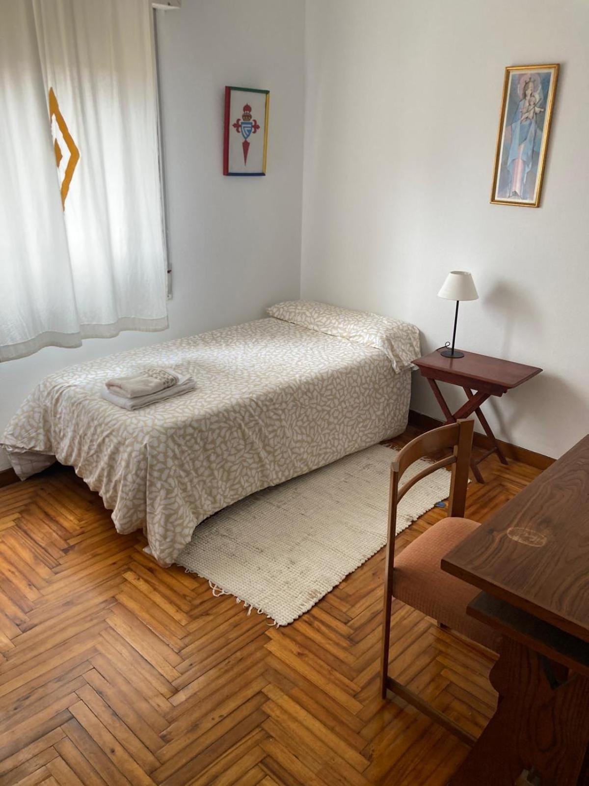 Six-Bedroom House photo 3