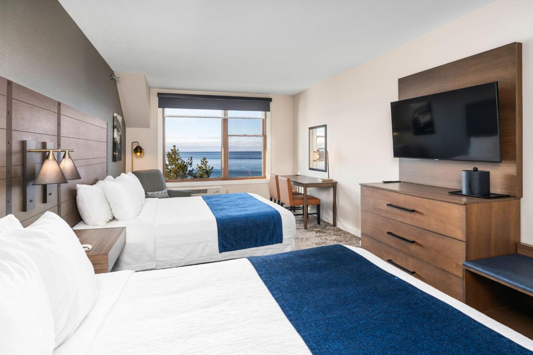 Queen Room with Lake View - Main Lodge photo 1