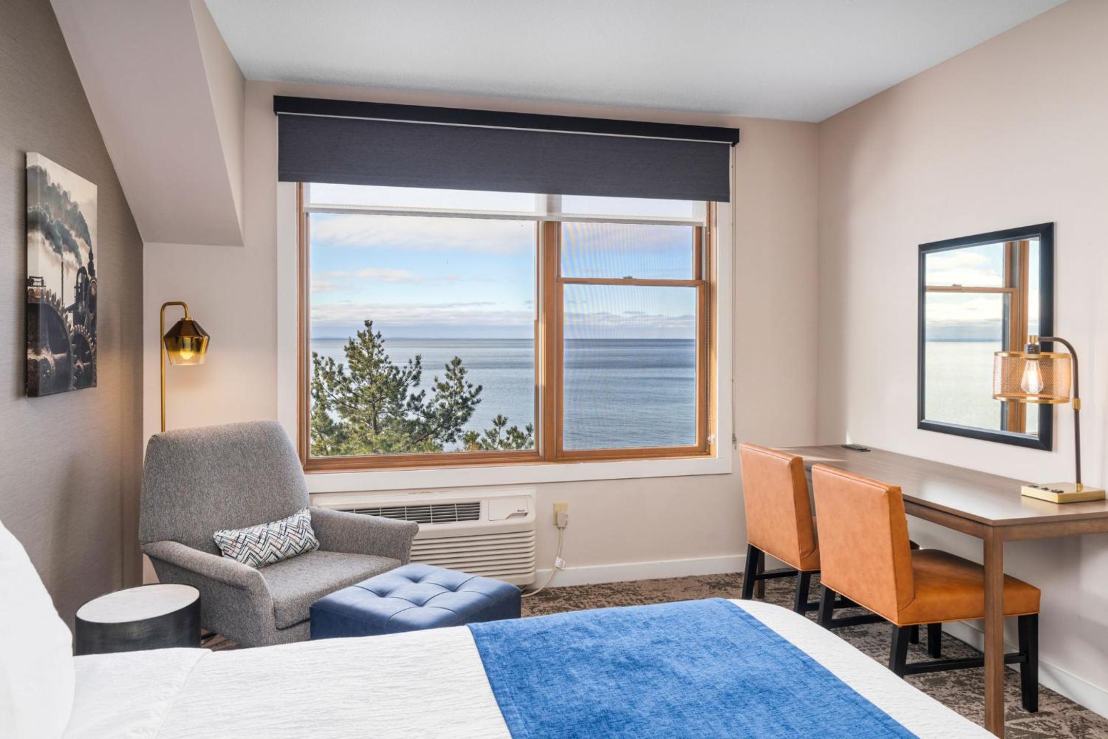 Queen Room with Lake View - Main Lodge photo 3
