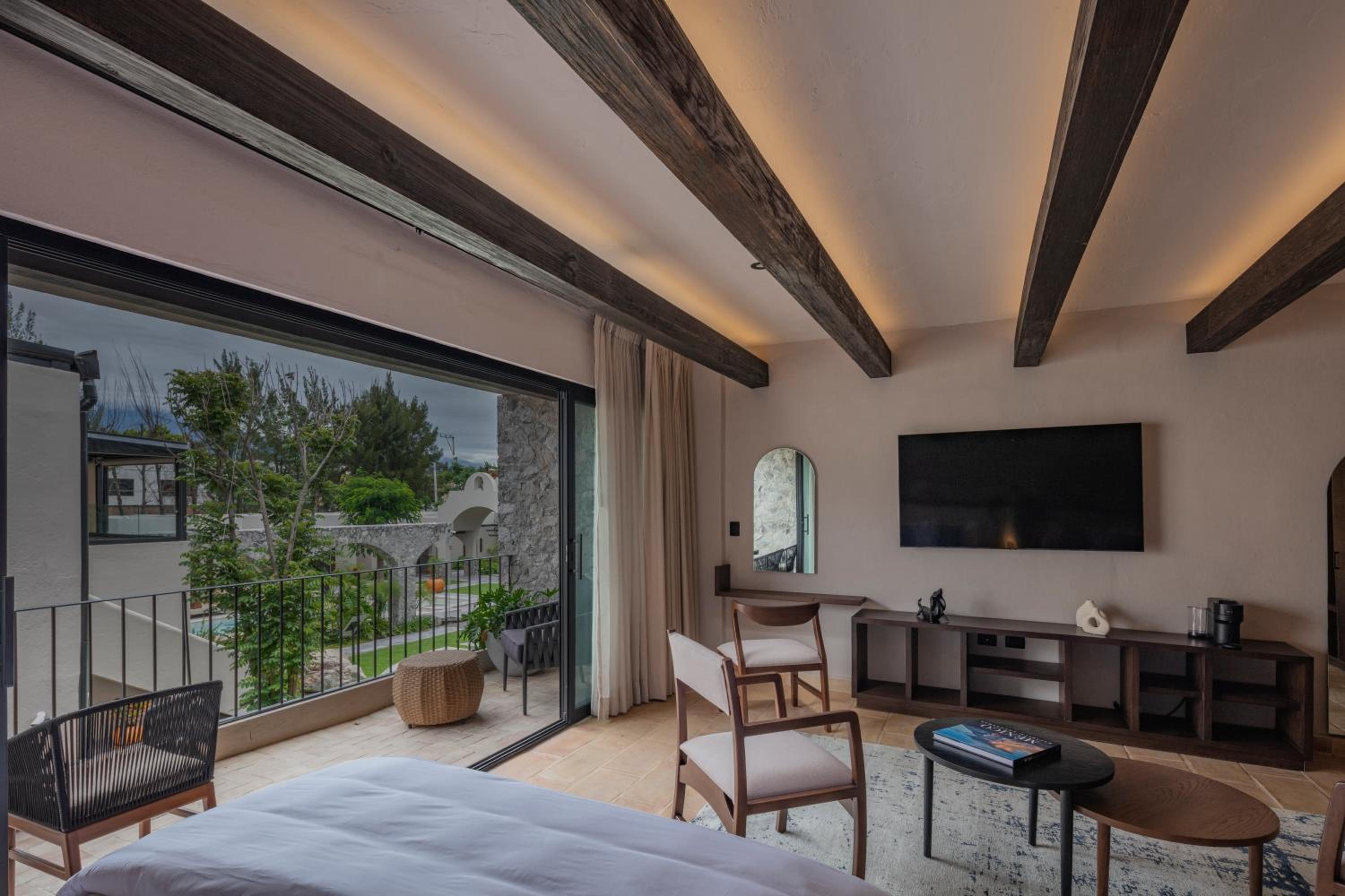 Deluxe Queen Suite