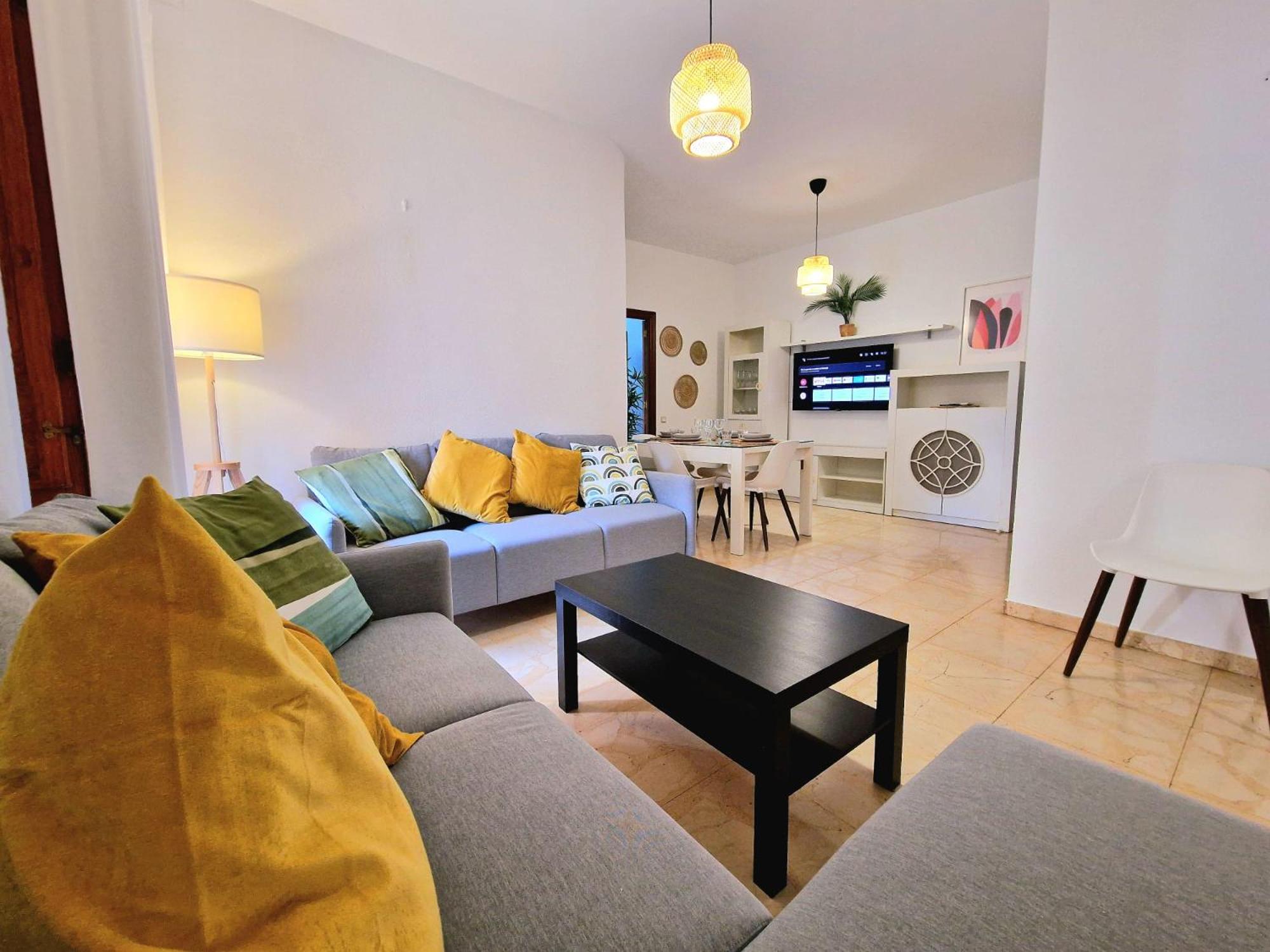 Apartamento de tres habitaciones con balcón