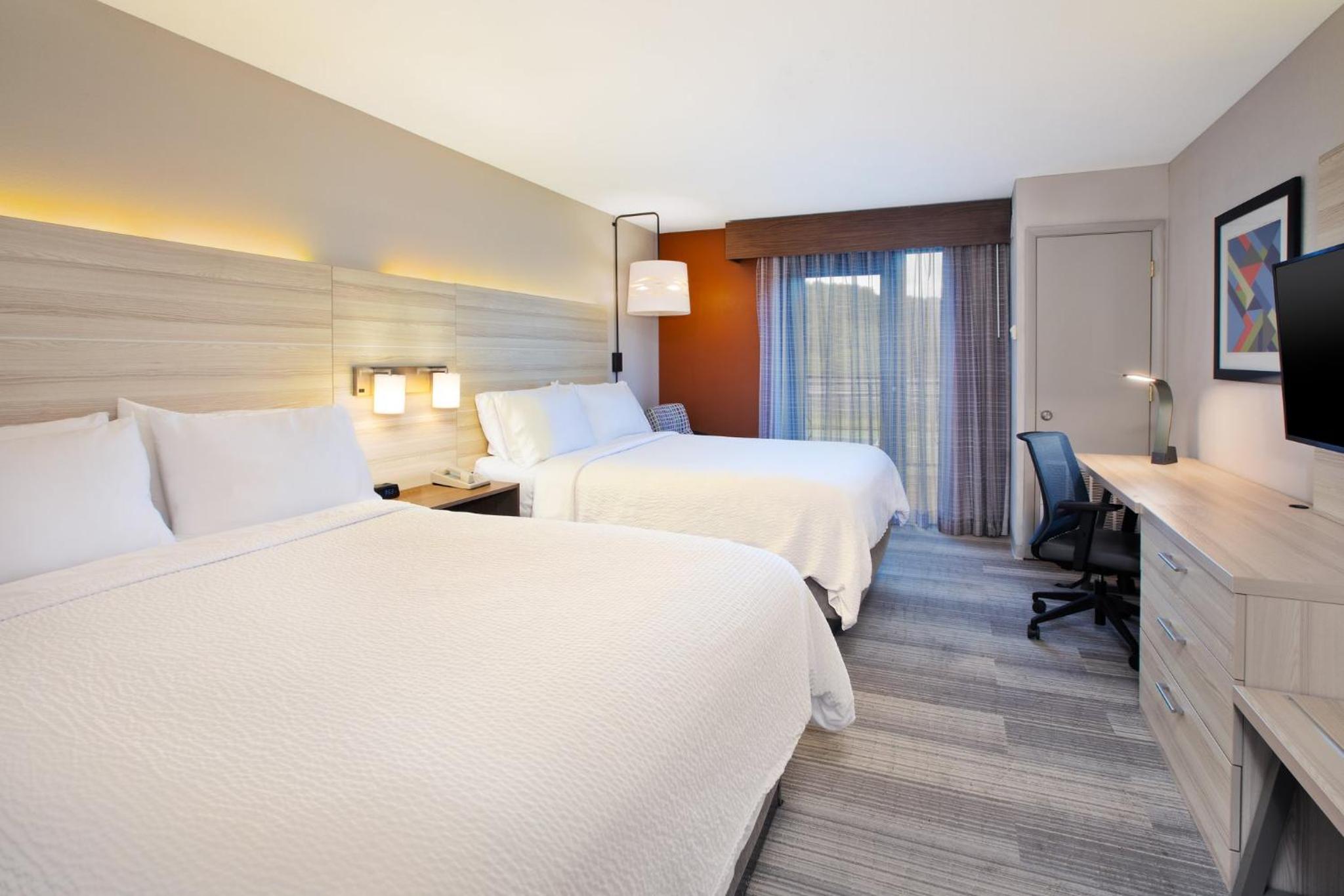 Standard Queen Room with Two Queen Beds and Balcony - Photo 2