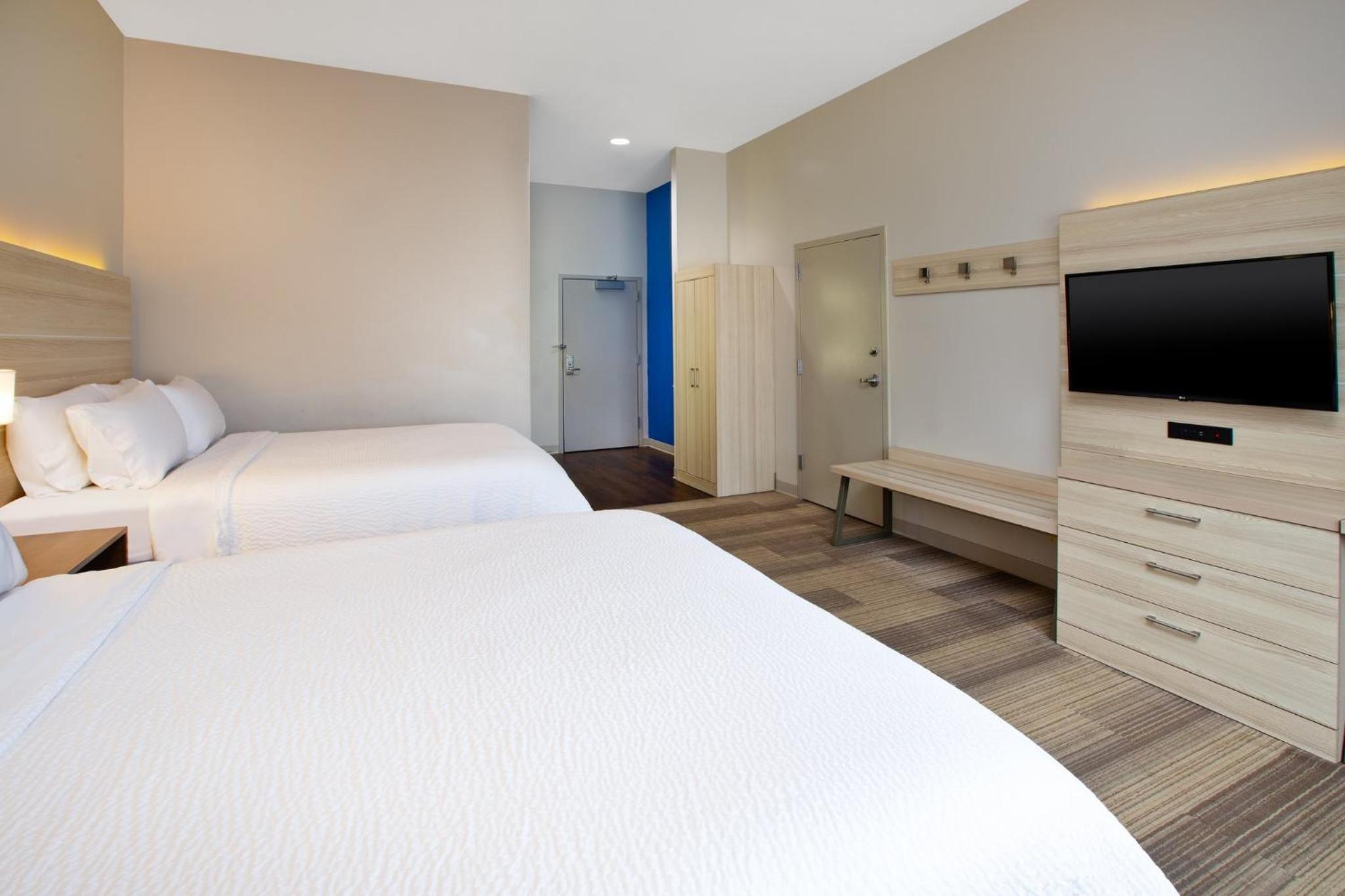Standard Room with Two Queen Beds - Photo 1