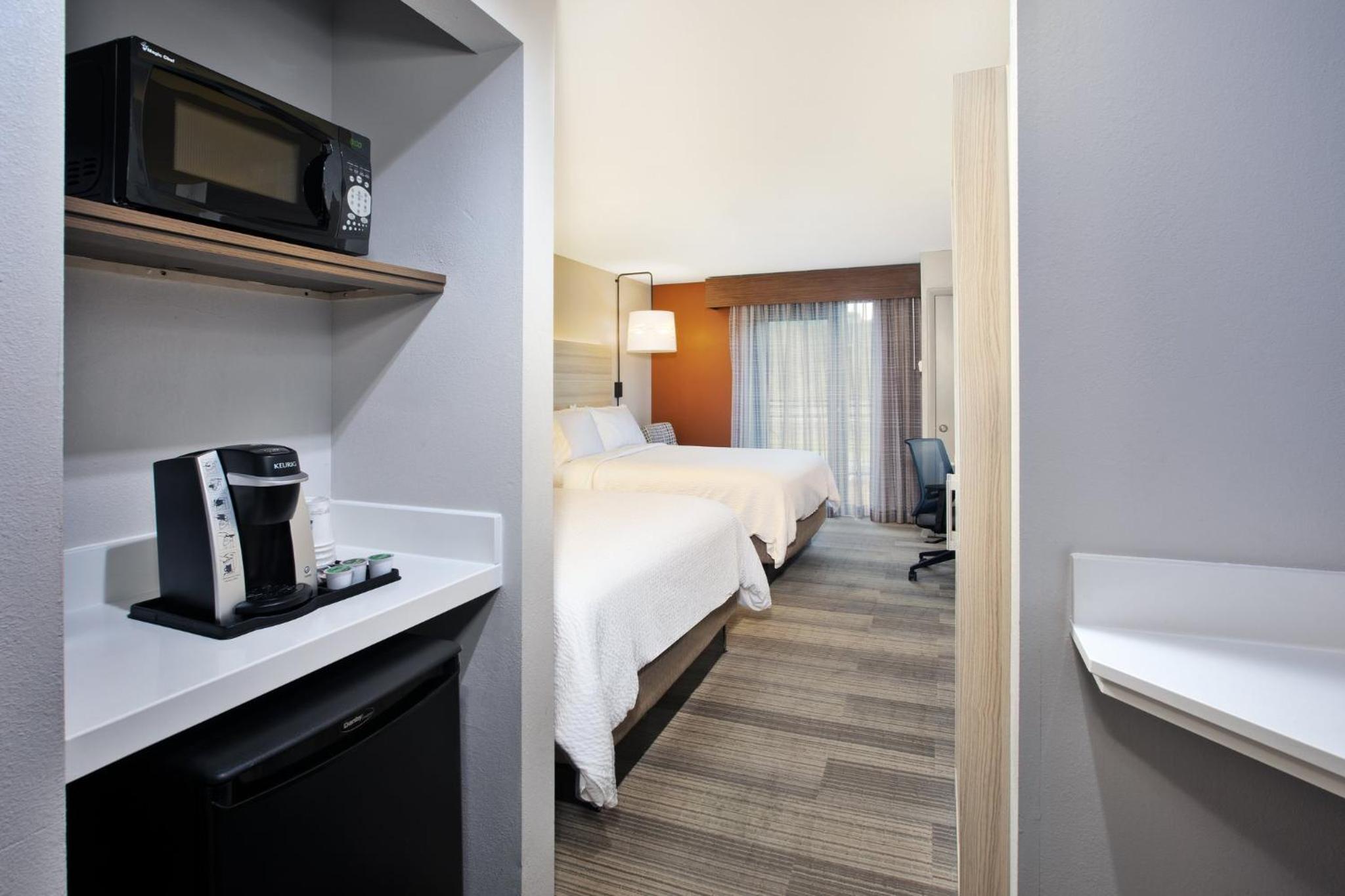 Standard Queen Room with Two Queen Beds and Balcony - Photo 3