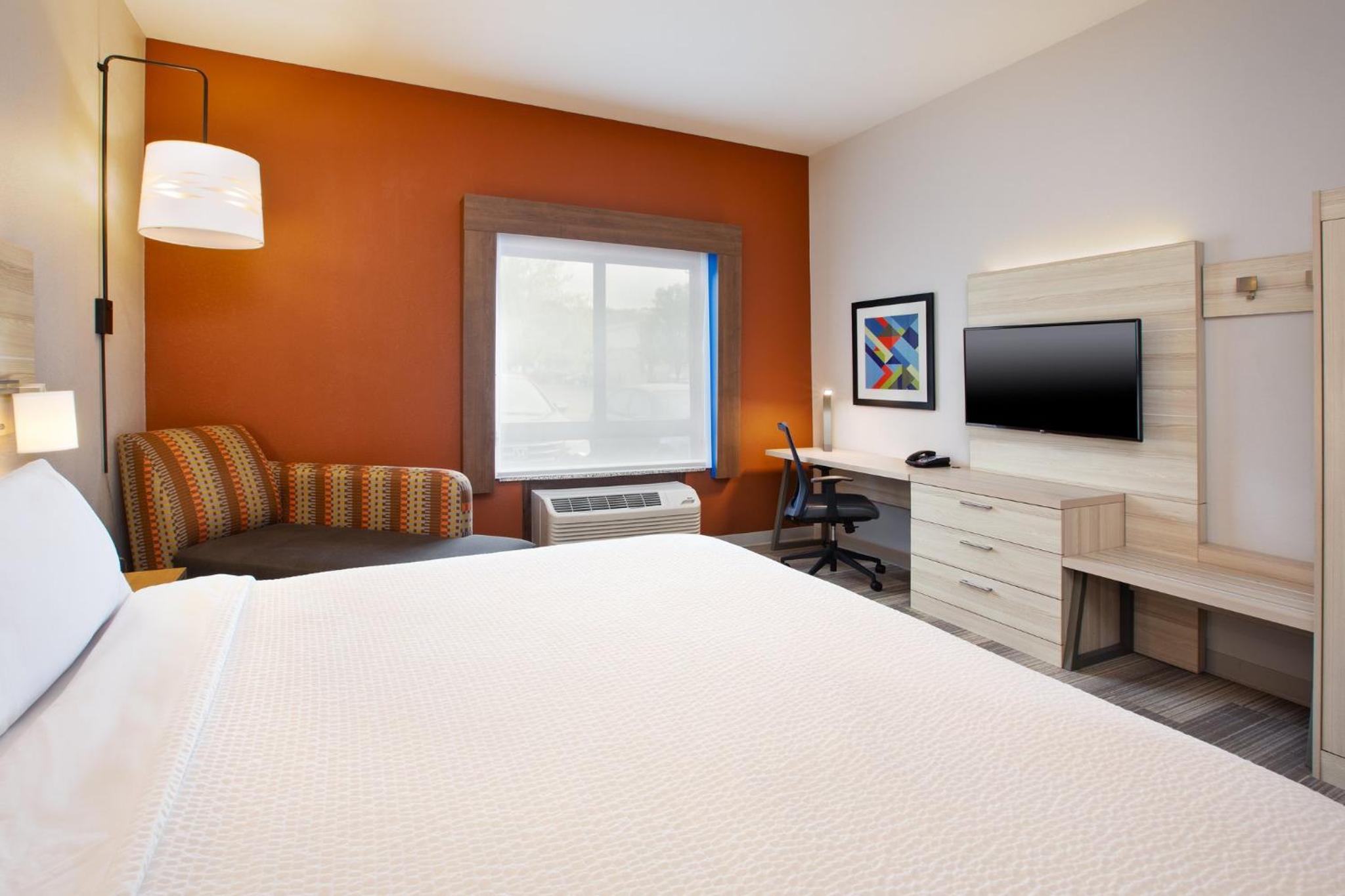 Standard King Room with Mobility Accessible Tub - Photo 1