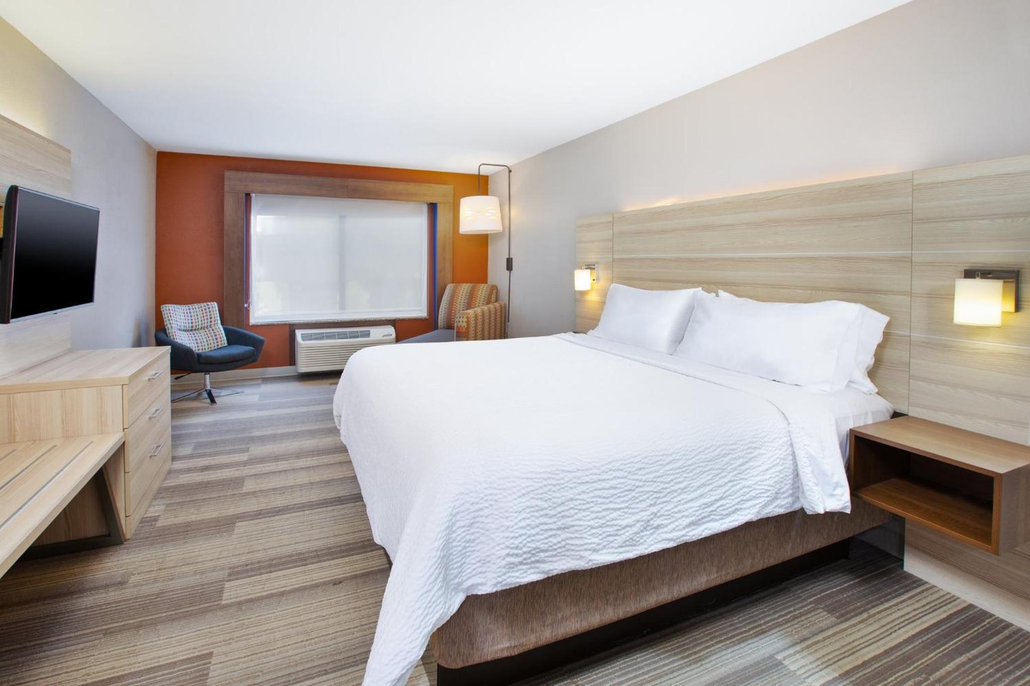 King Suite with Tub and Sofa Bed - Mobility Accessible - Photo 1
