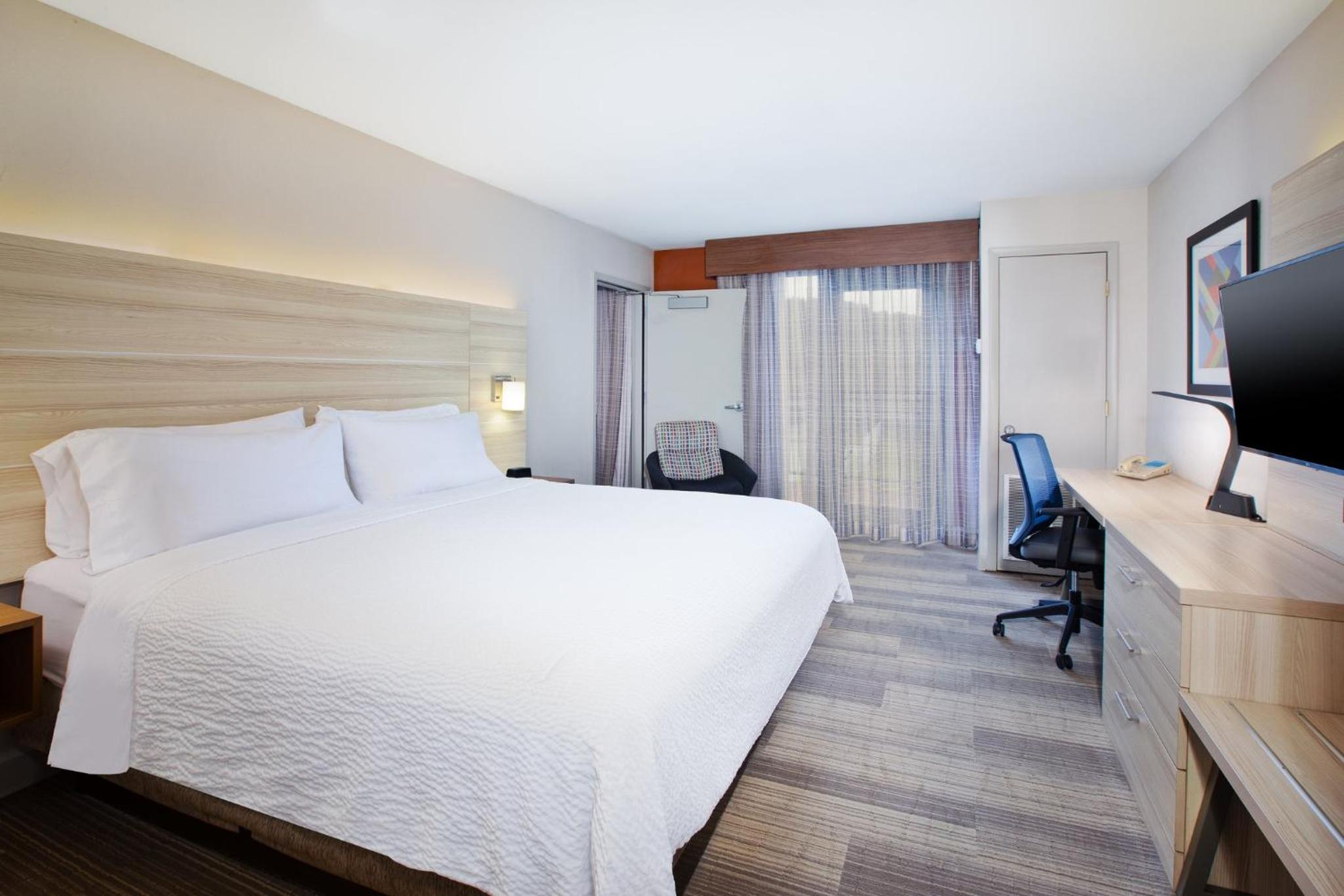 King Suite with Balcony photo 2
