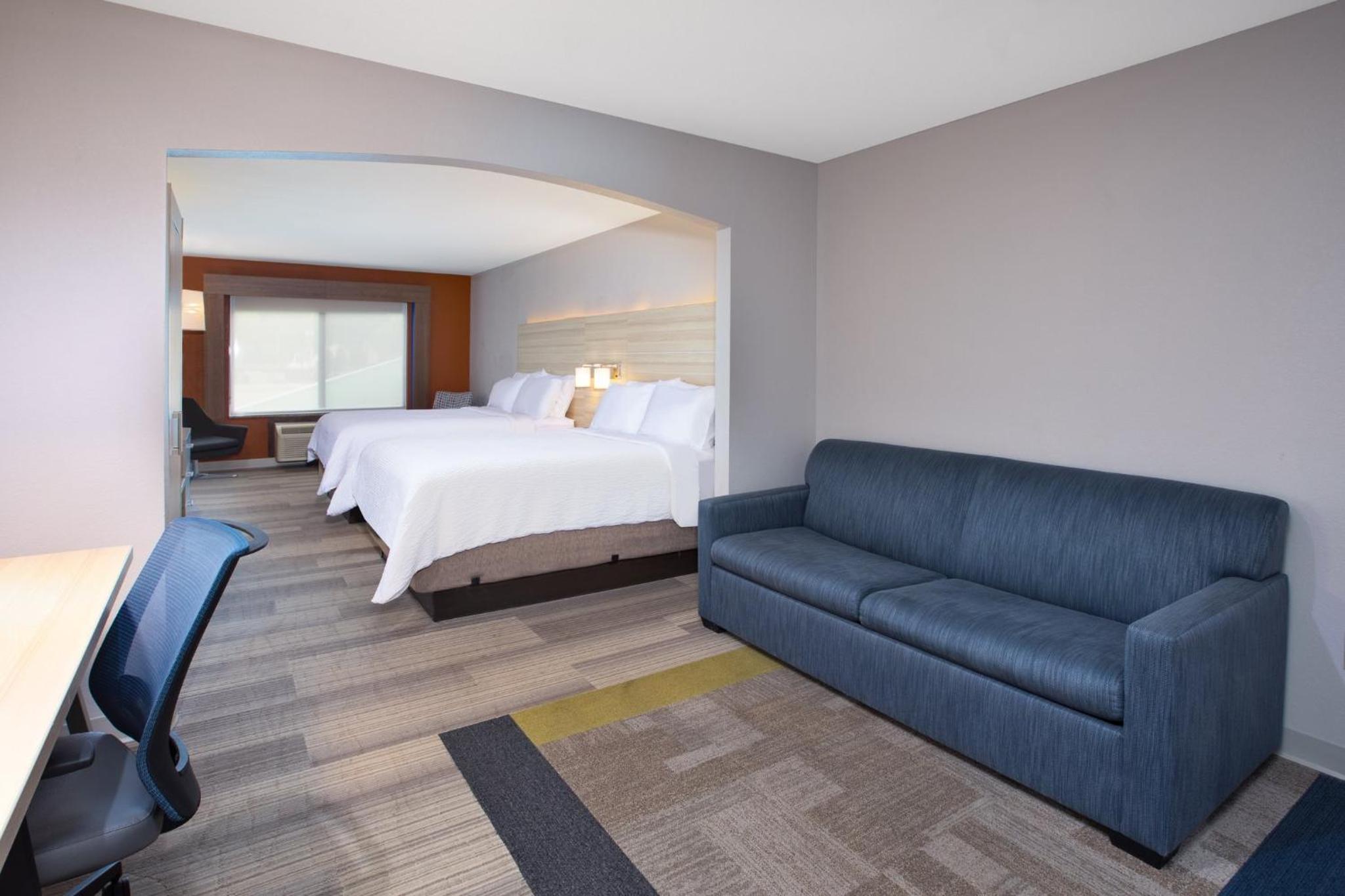 Queen Suite with Two Queen Beds and Sofa Bed - Photo 2
