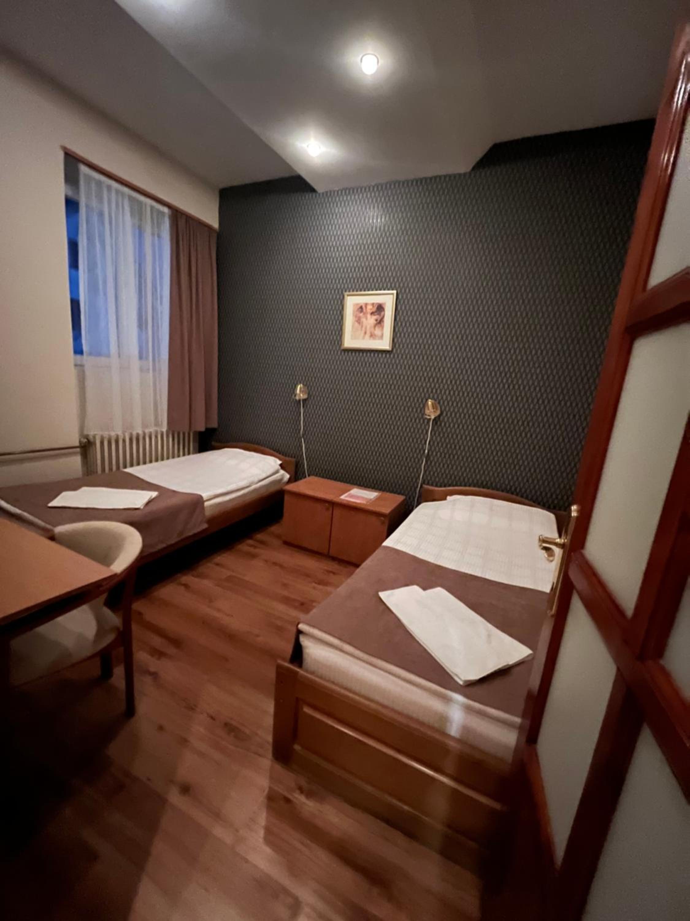 Standard Twin Room - Photo 1