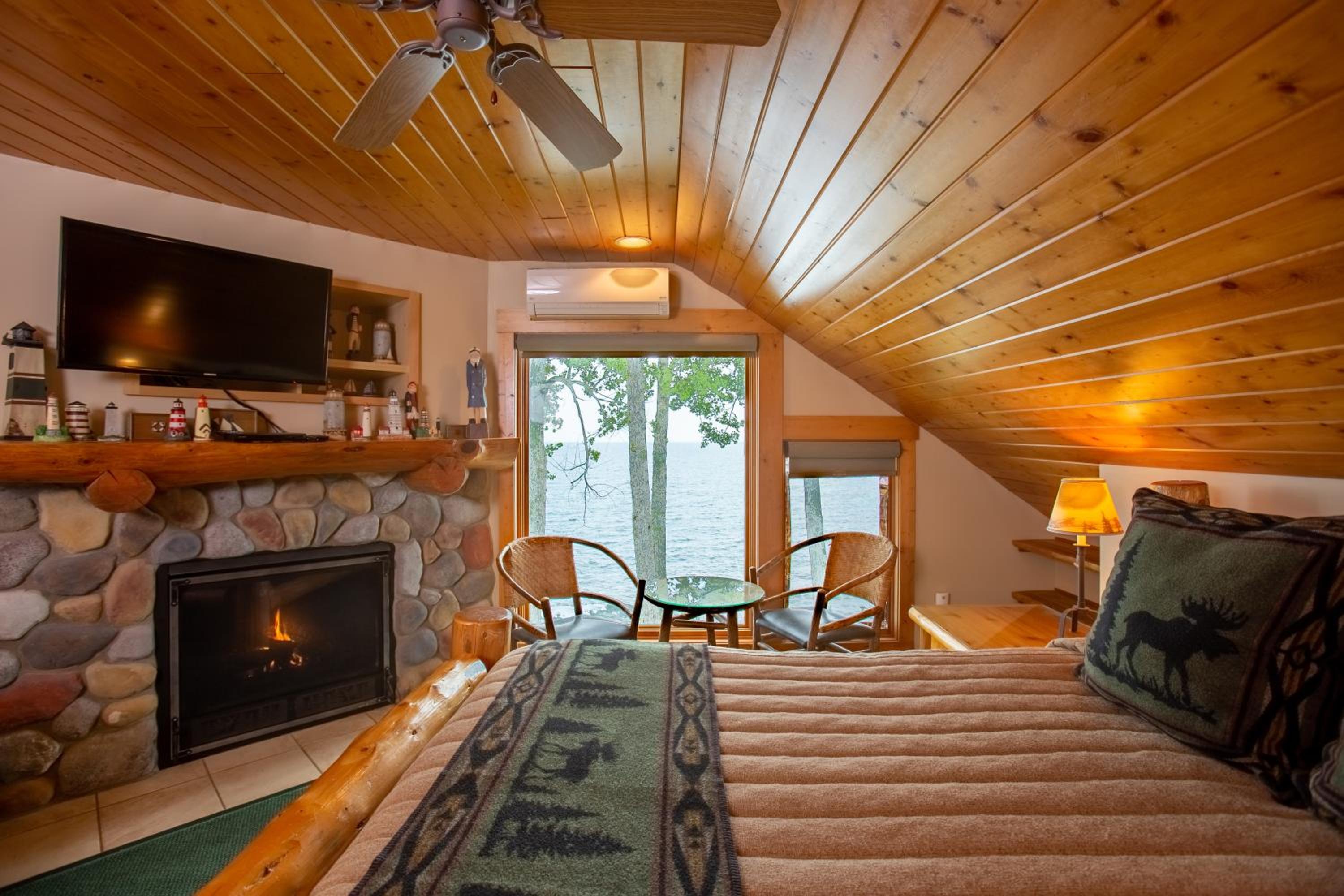 Log Home Suite with Lake View photo 3