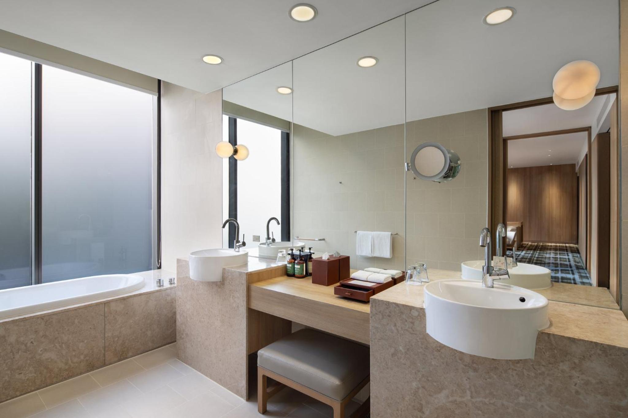 Junior King Suite - Lounge Access Junior King Suite - Lounge Access