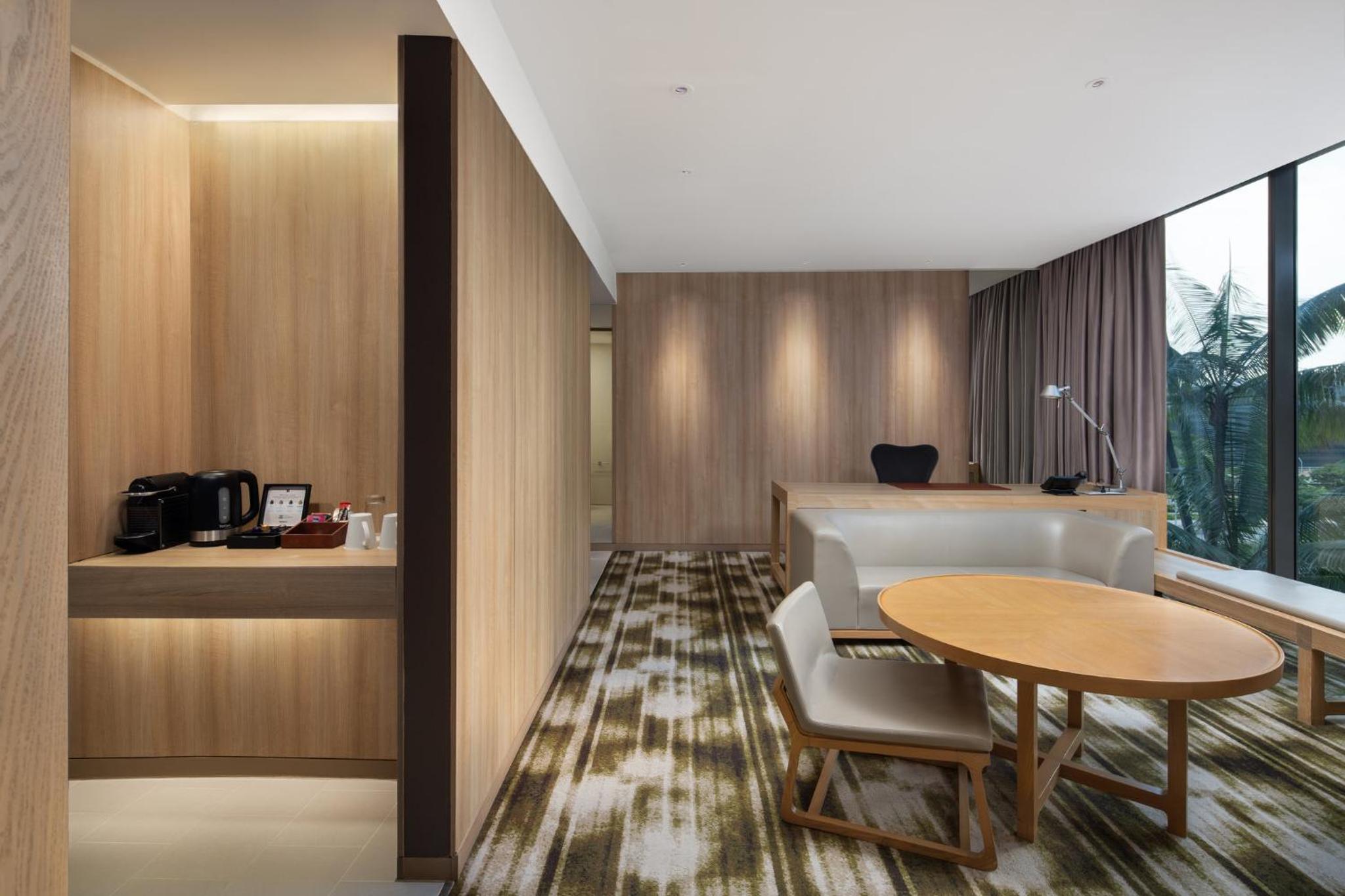 Junior King Suite - Lounge Access Junior King Suite - Lounge Access