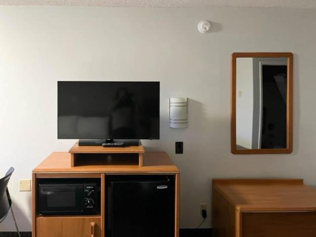 King Room - Non-Smoking - Photo 13