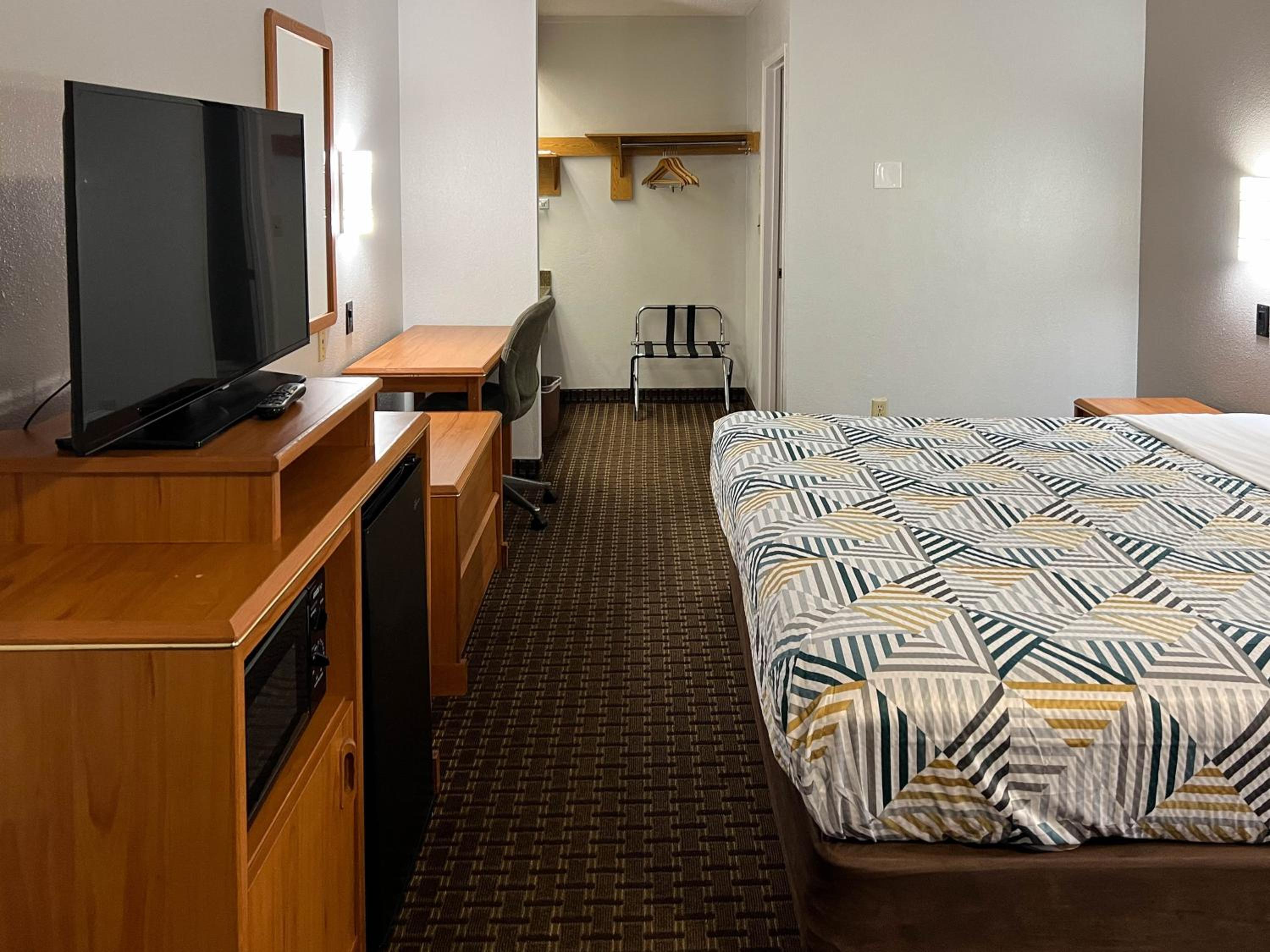 King Room - Non-Smoking - Photo 8