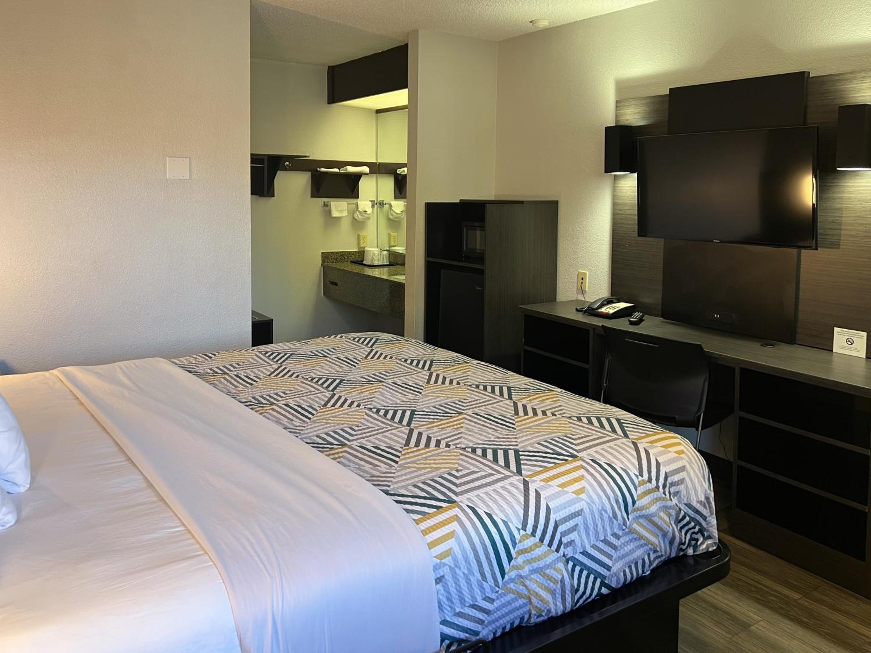 King Room - Non-Smoking - Photo 7