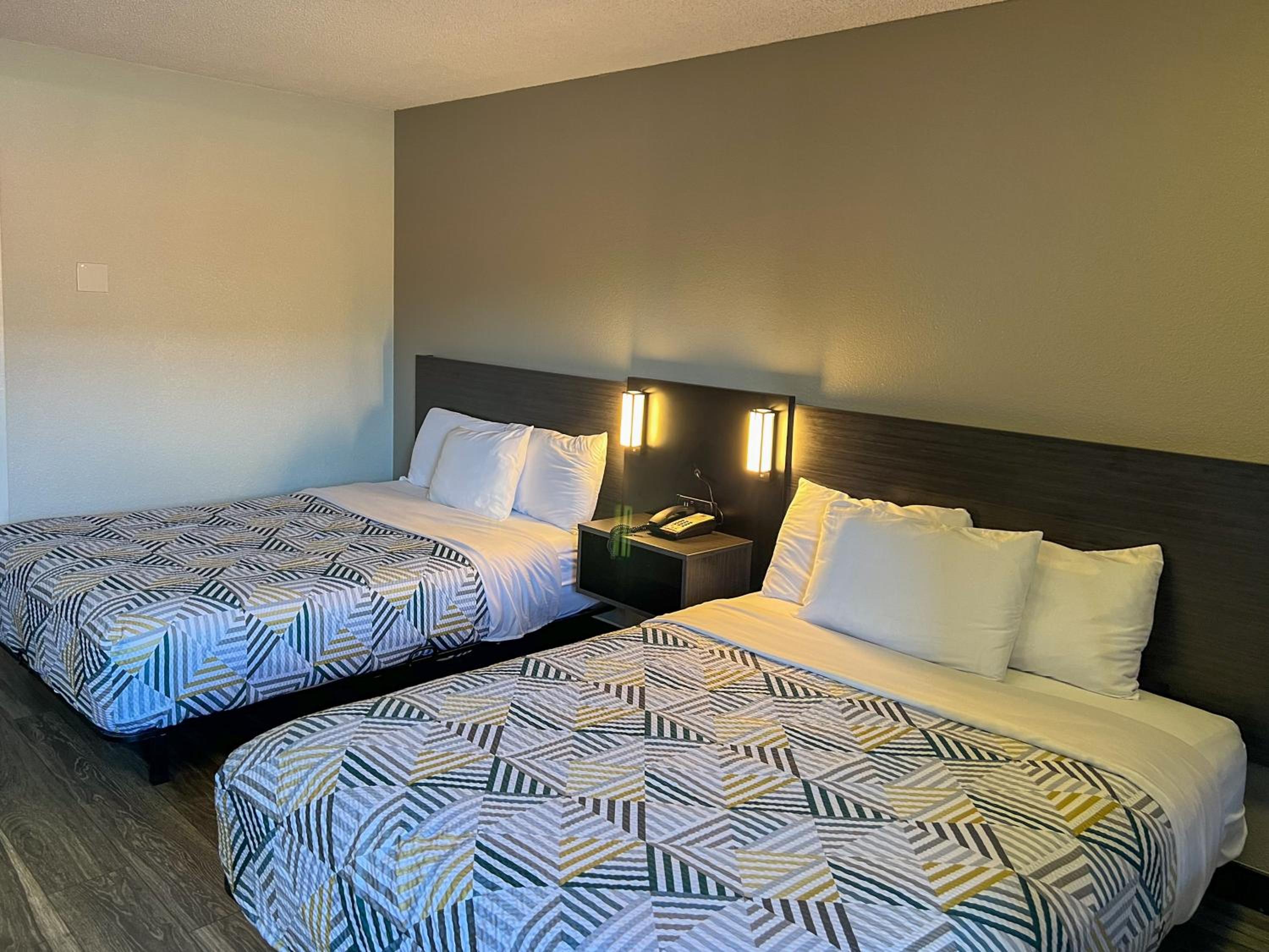 Queen Room with Two Queen Beds - Non-Smoking - Photo 3