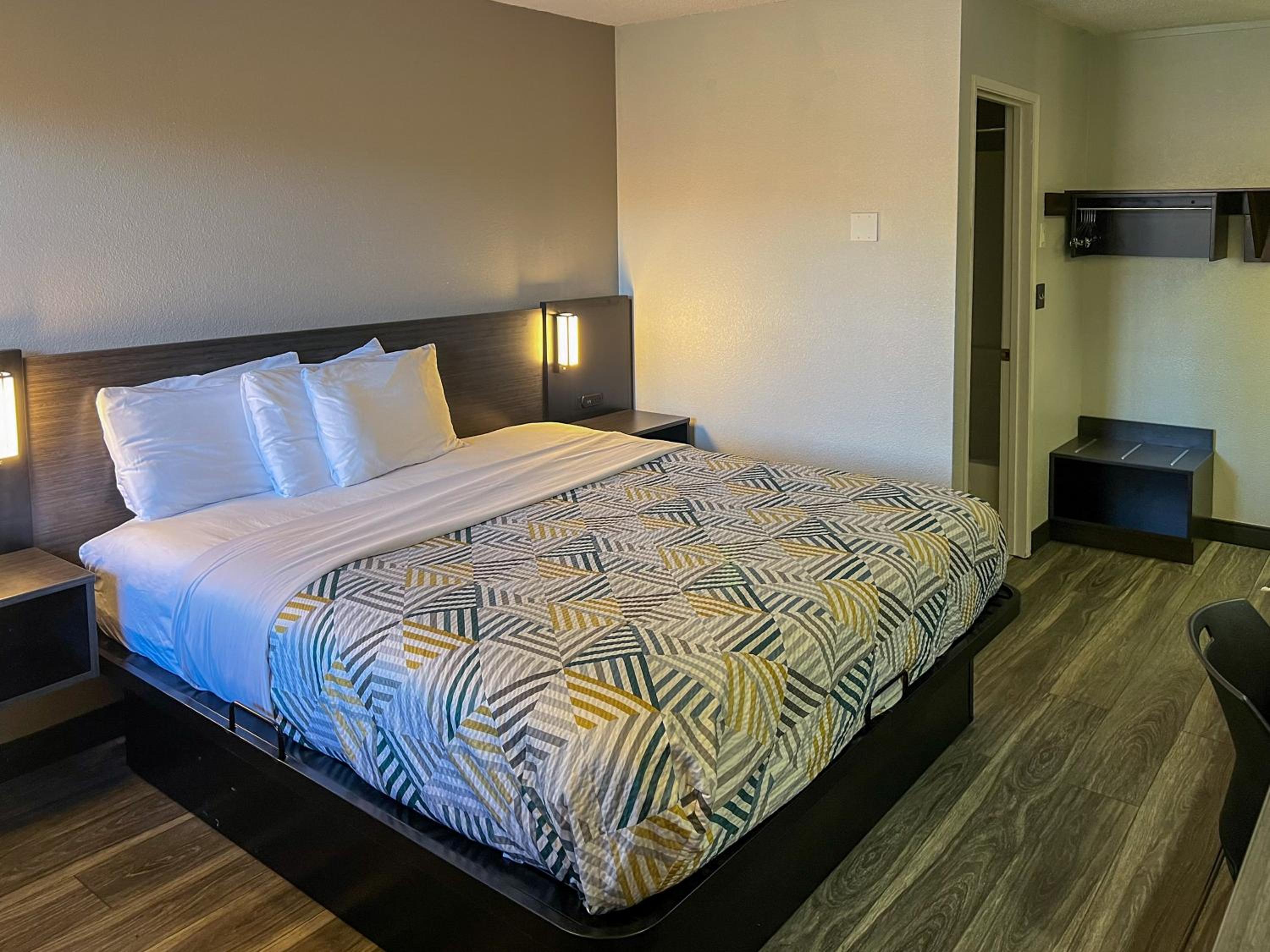 King Room - Non-Smoking - Photo 6