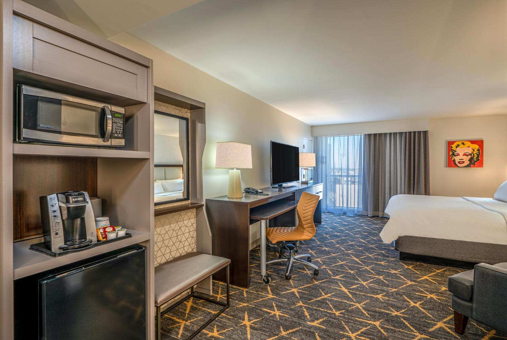 Standard King Room with City View - Photo 6