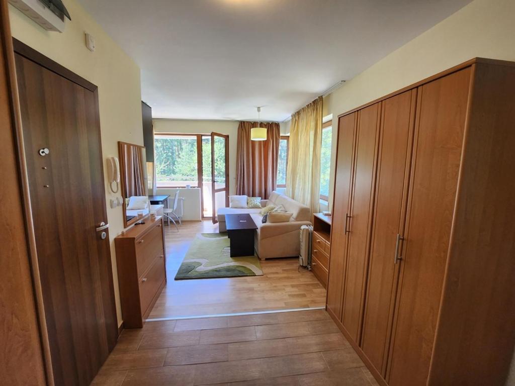 One-Bedroom Apartment photo 1