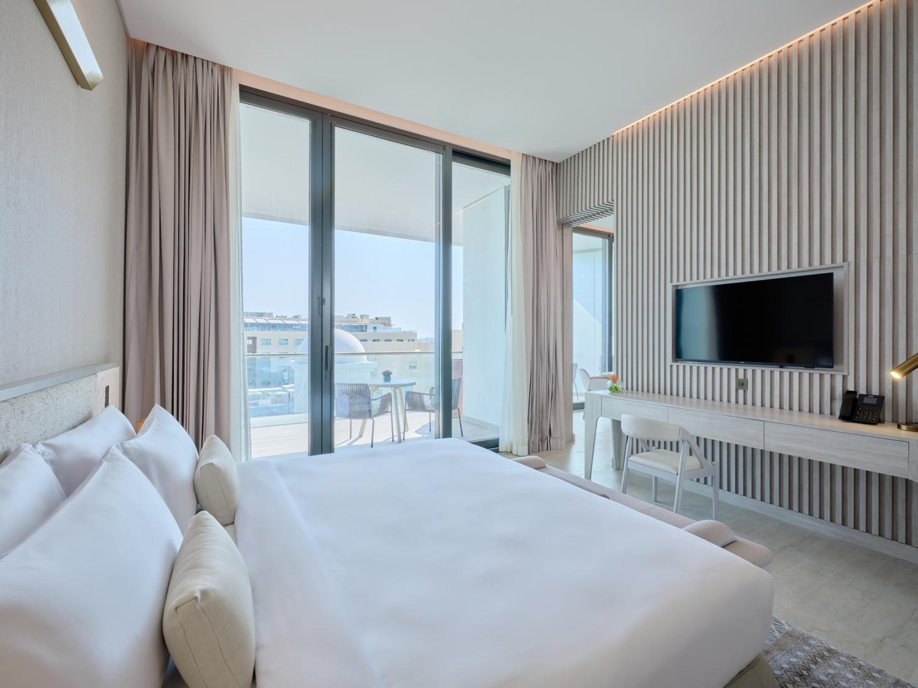 Deluxe King Room with Balcony - Furnished - Photo 6