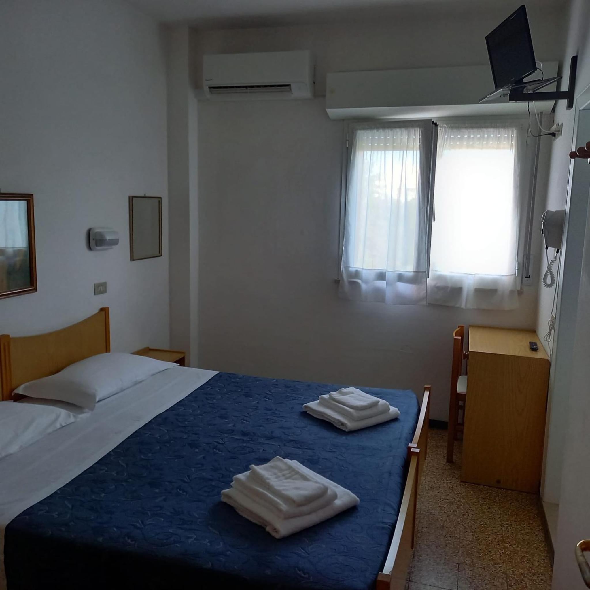 Standard Double or Twin Room photo 3