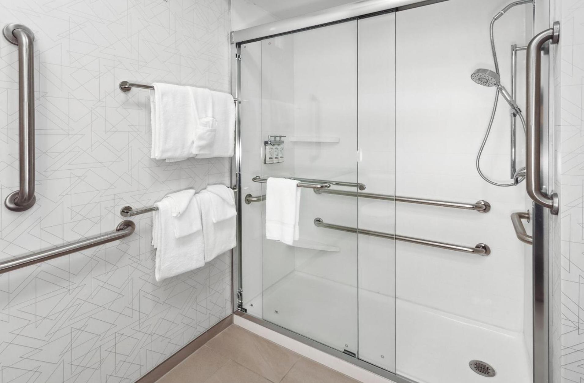Standard King Room with Mobility Accessible Tub - Photo 10