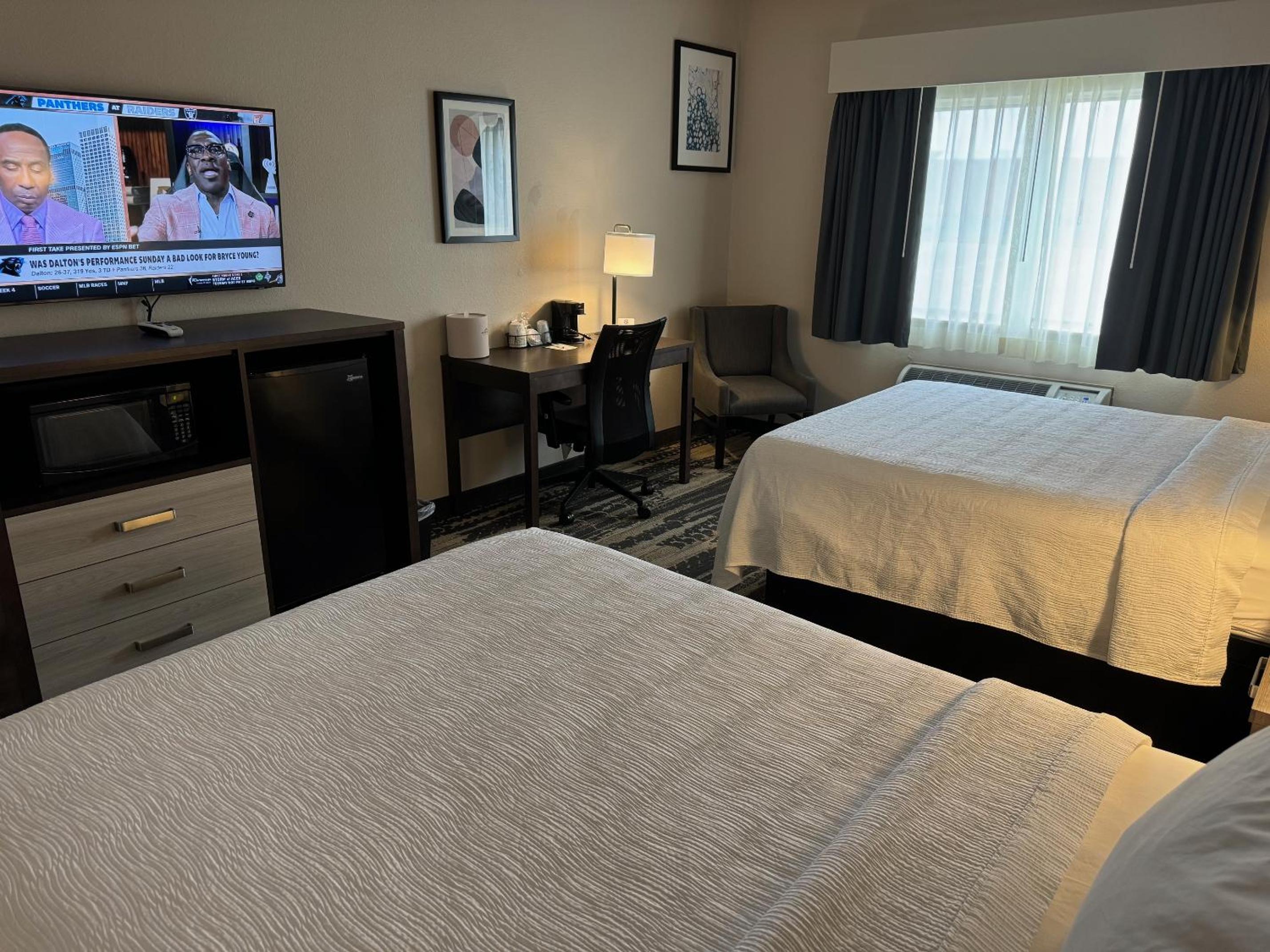 2 Queen Beds, Mobility Accessible Room, Bathtub w/ Grab Bars, Non-Smoking - Photo 2