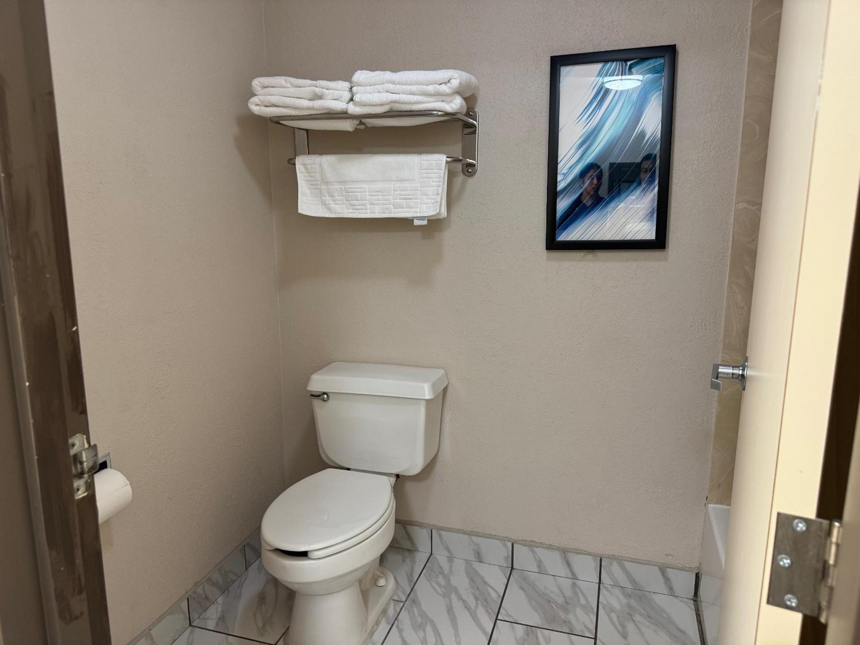 King Room - Non-Smoking - Photo 4
