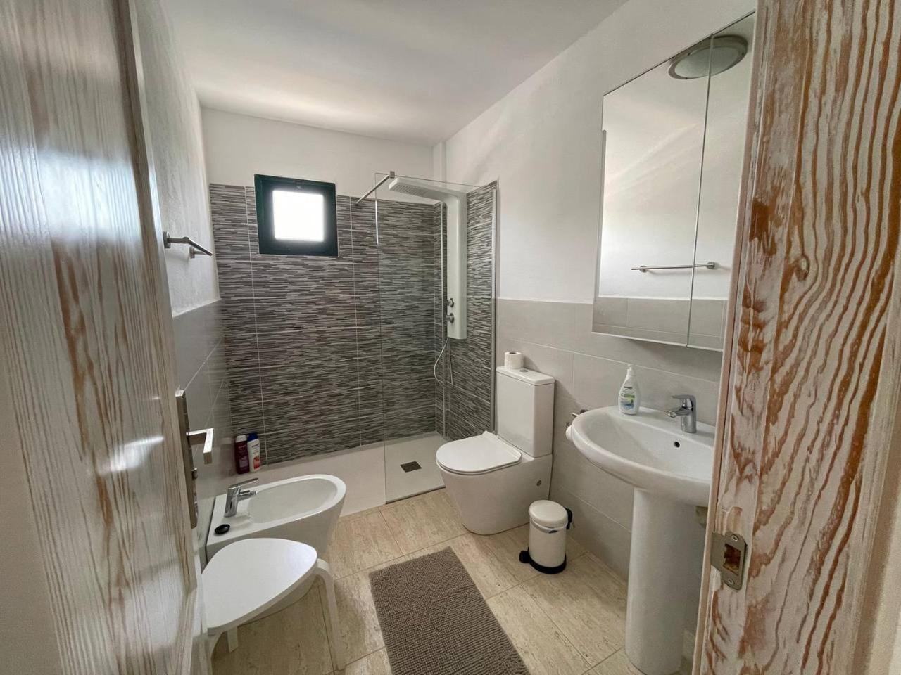 Double Room with Shared Bathroom photo 2