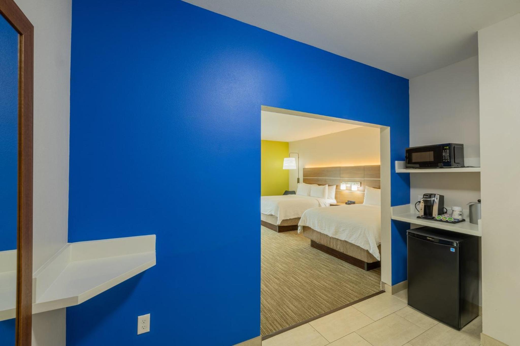 Standard Room with Two Queen Beds - Photo 2