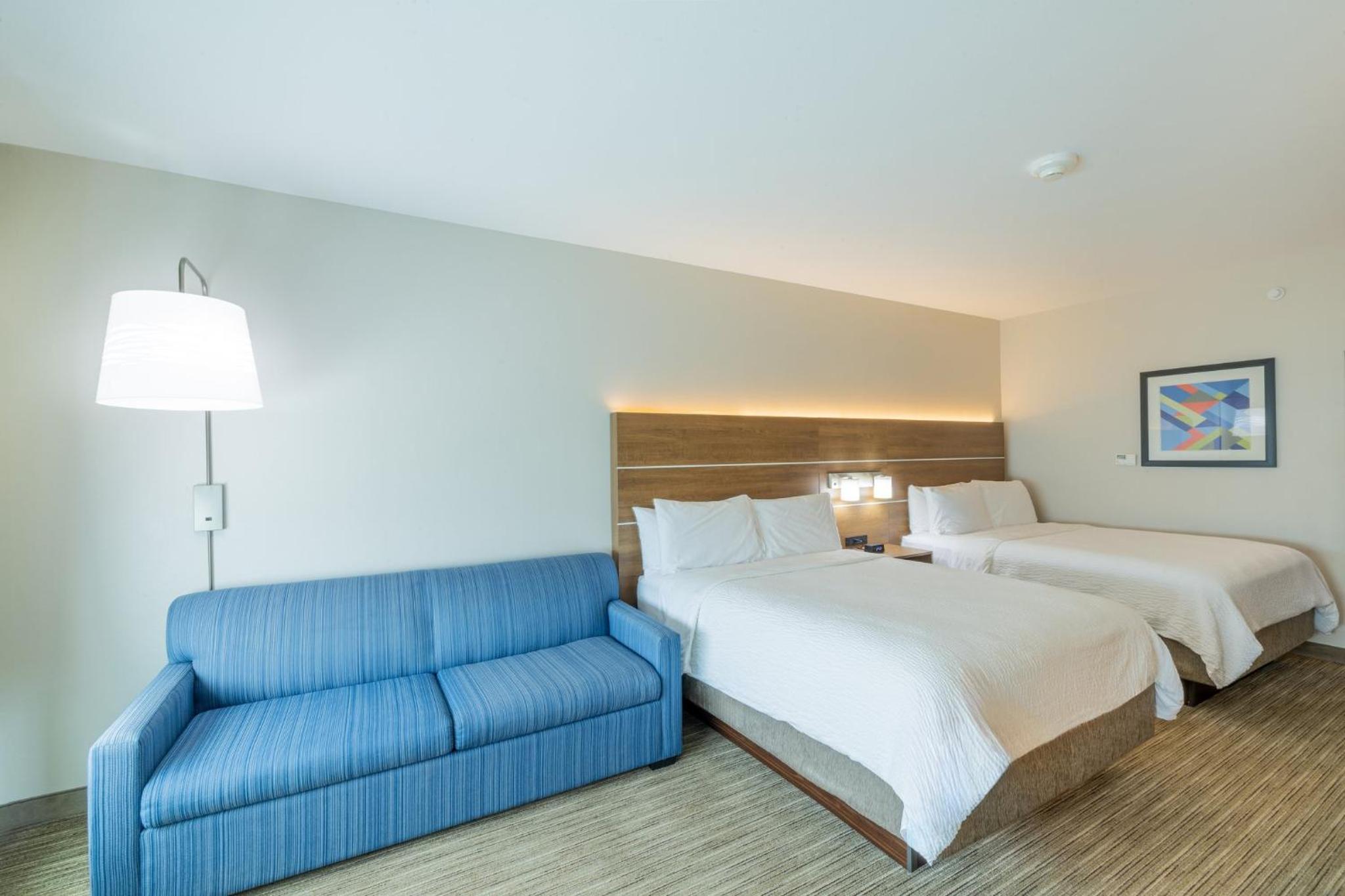 Queen Suite with Two Queen Beds and Sofa Bed - Photo 2