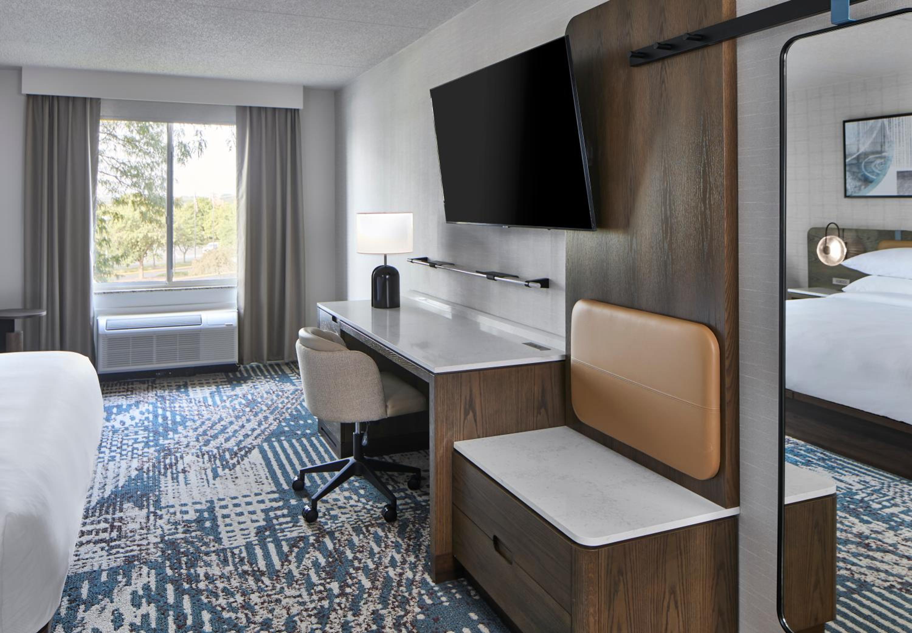 Standard King Room - Mobility/Hearing Accessible with Roll-In Shower photo 3