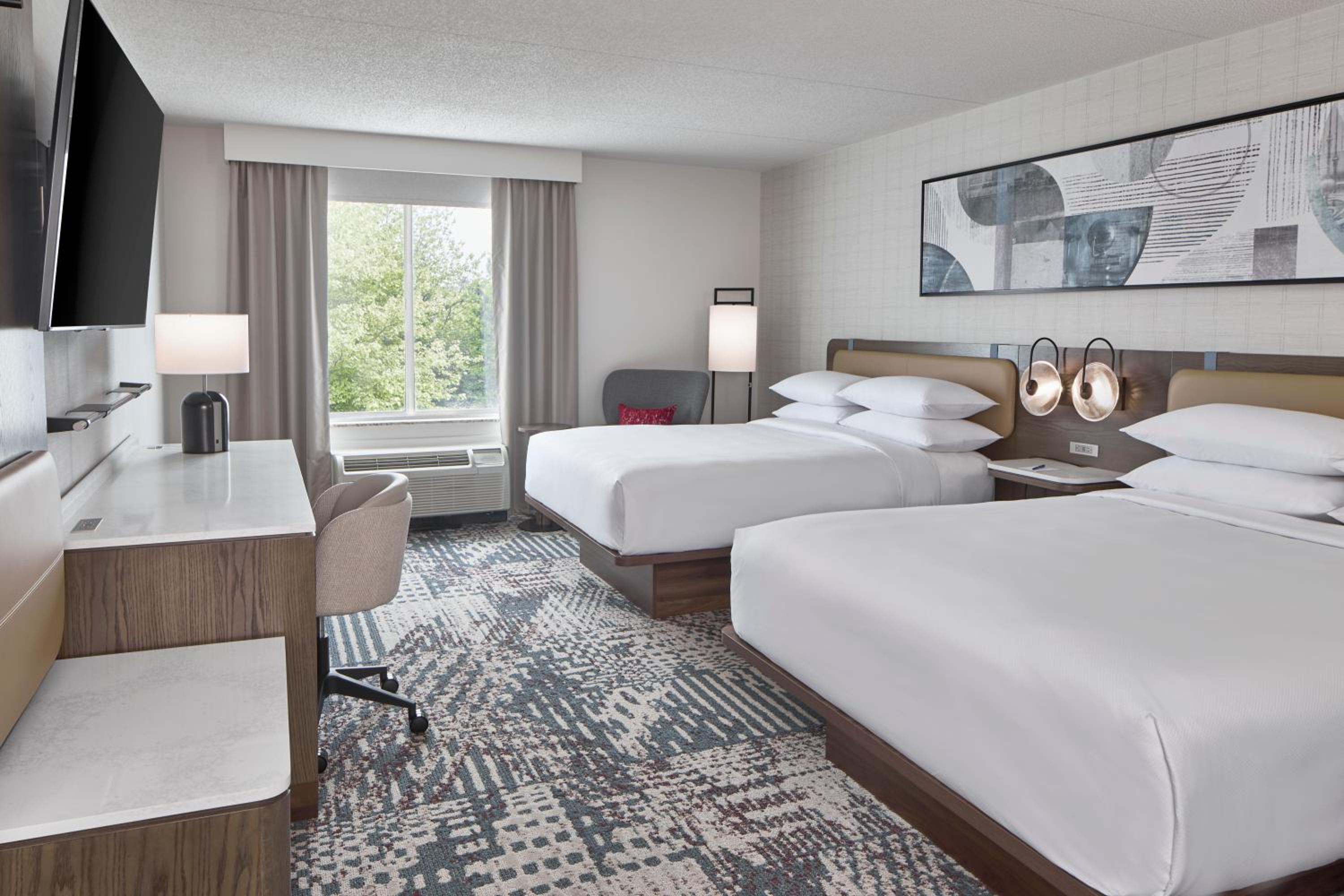 Standard Queen Room - Mobility/Hearing Accessible with Tub photo 1