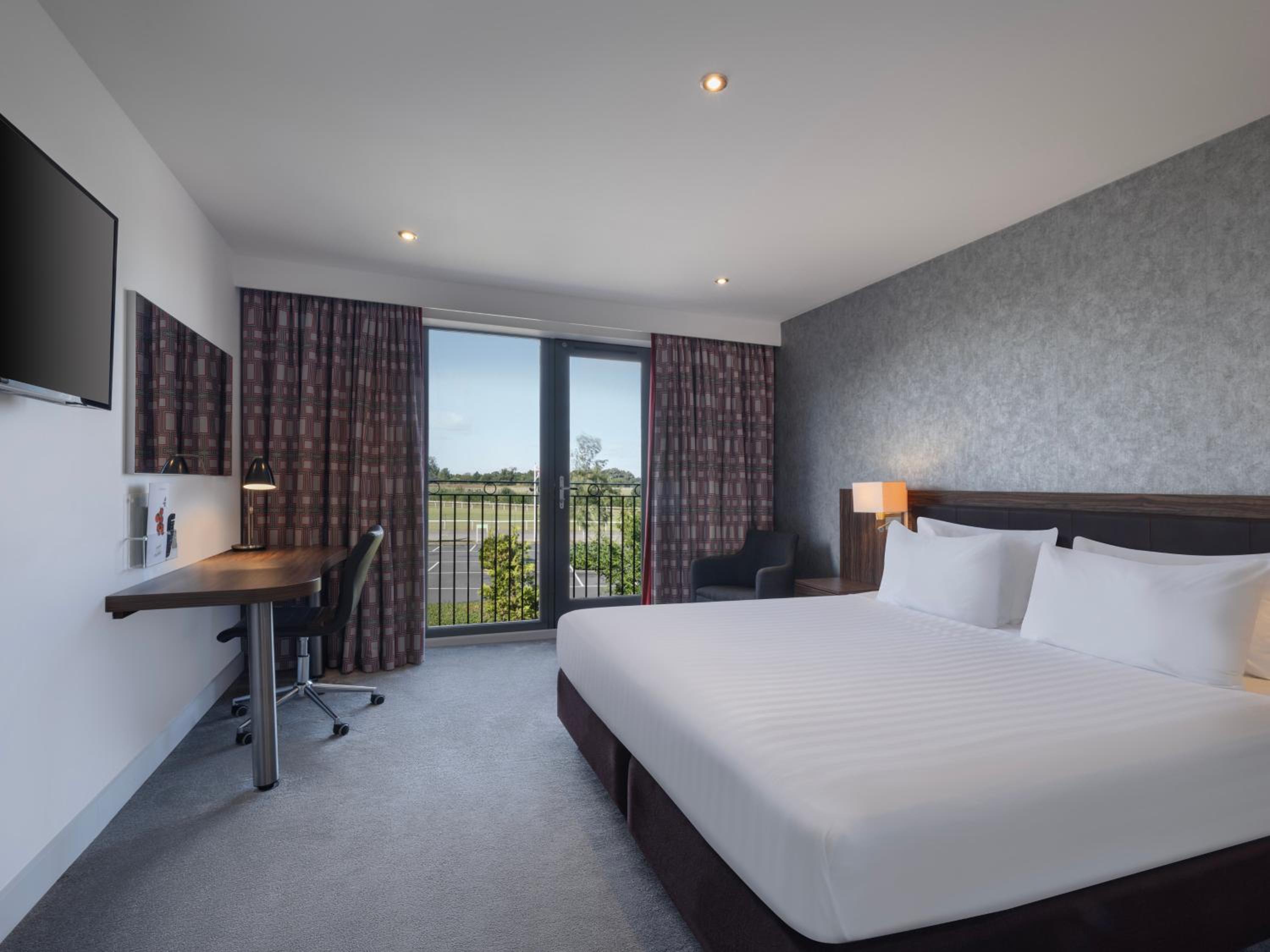 Standard King Room with Racecourse View photo 2