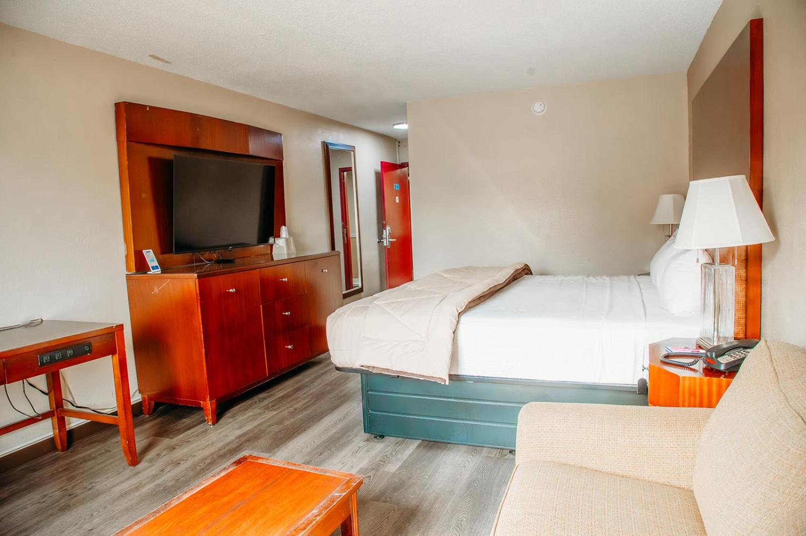 1 King Bed, Non-Smoking - Photo 2
