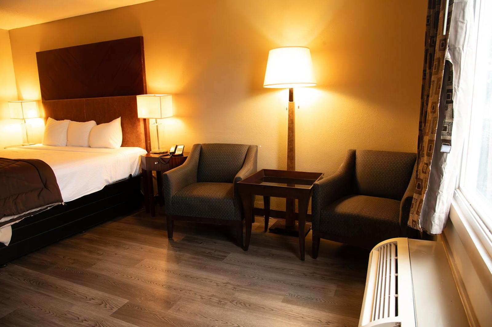 1 King Bed, Non-Smoking - Photo 3