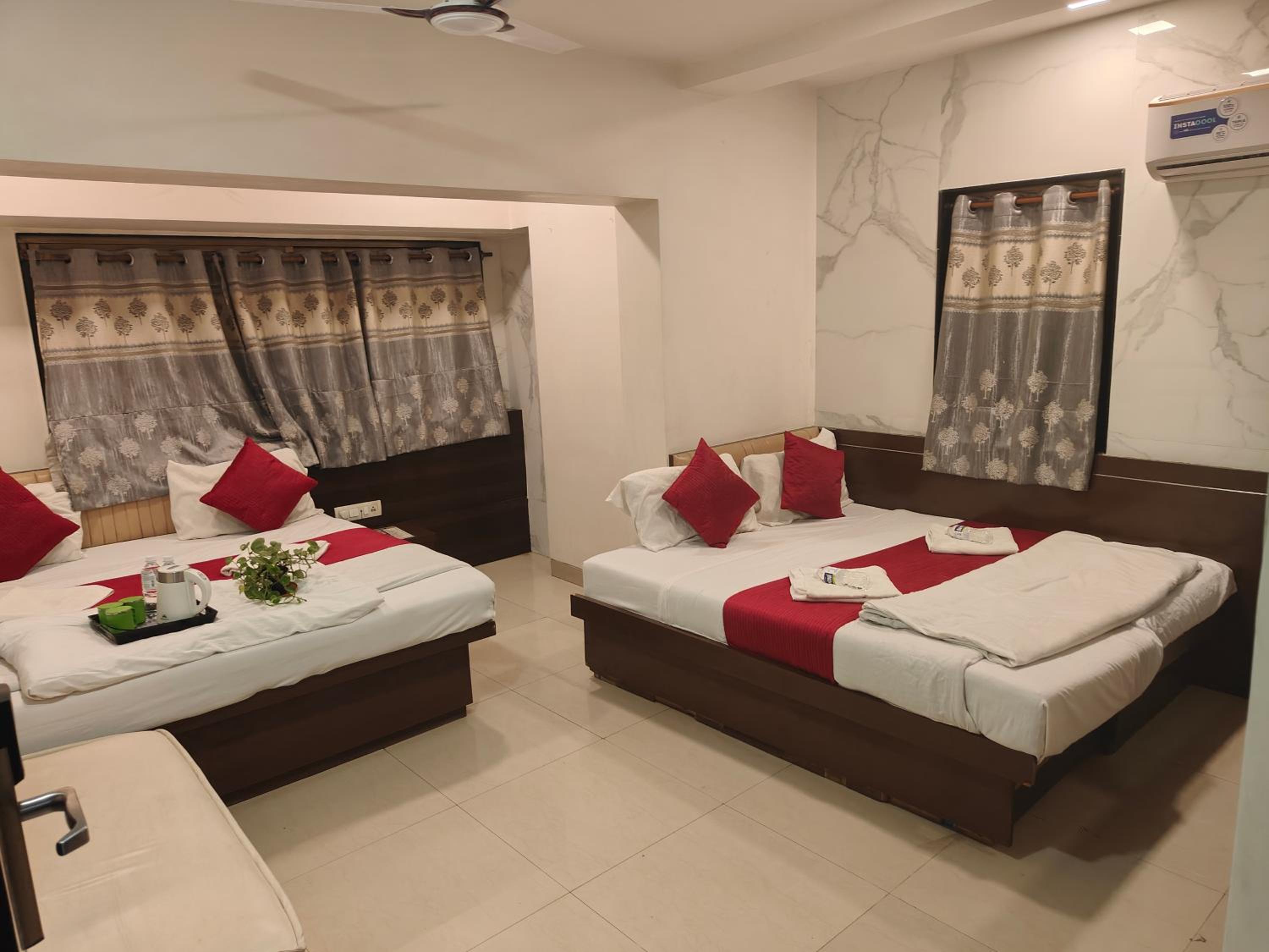 Deluxe Four Bed AC Room photo 1