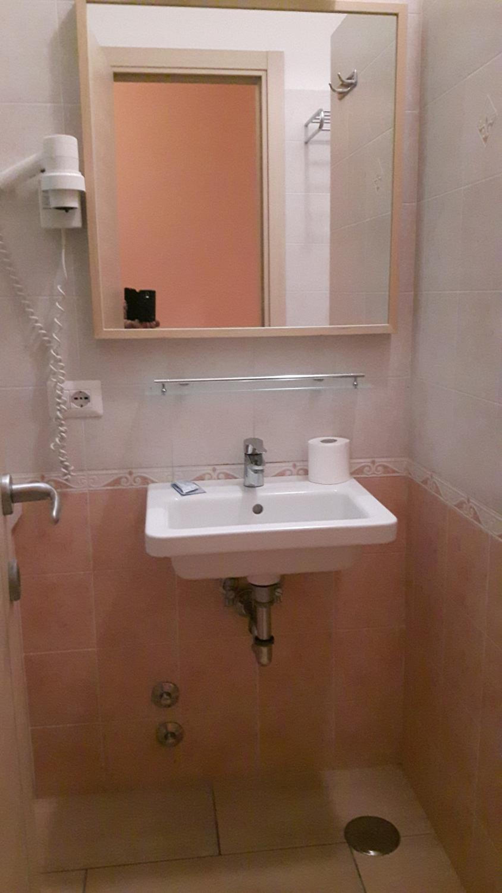 Single Room with Bathroom photo 3