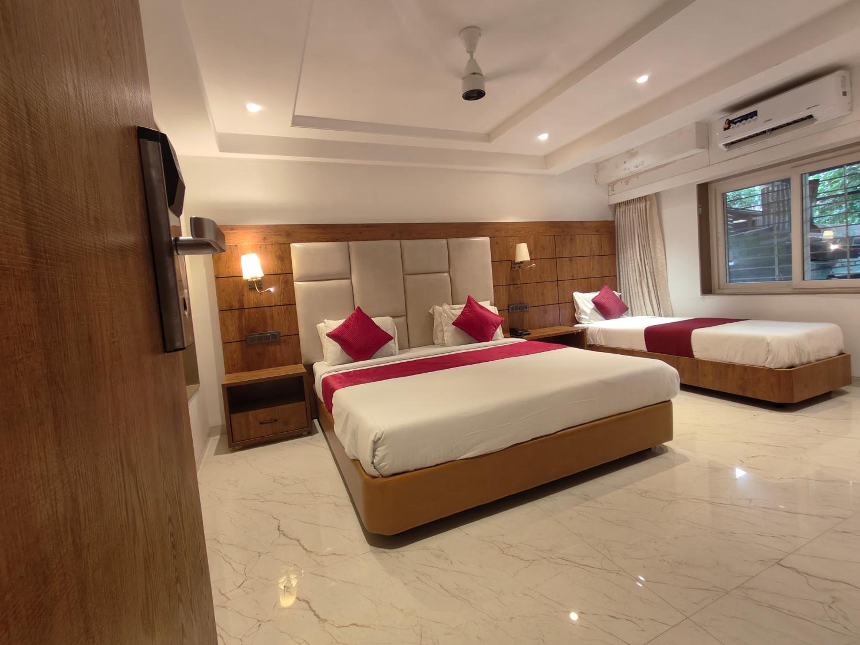  VIP 3 Bed AC Room - Photo 2