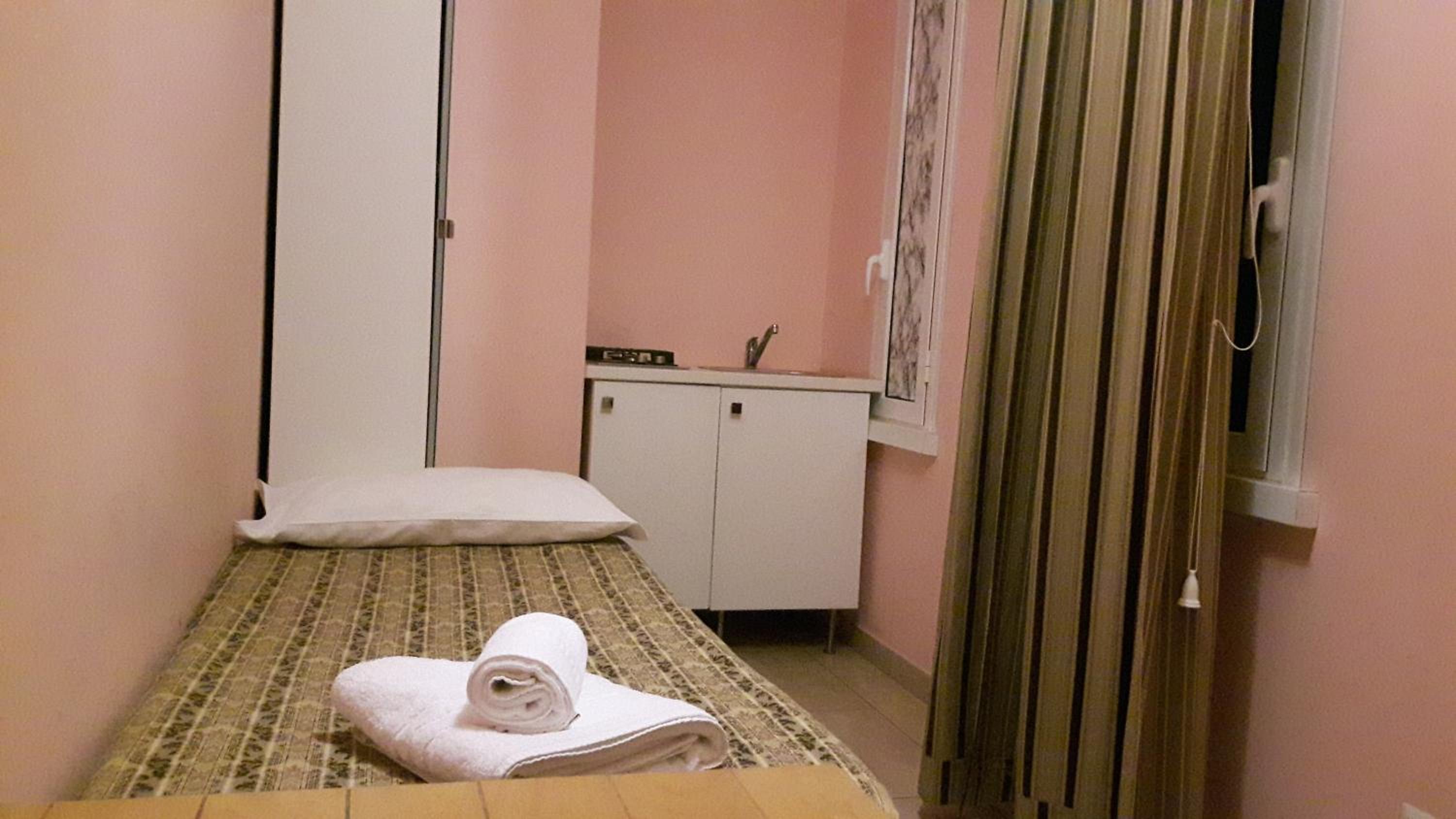 Single Room with Bathroom photo 2