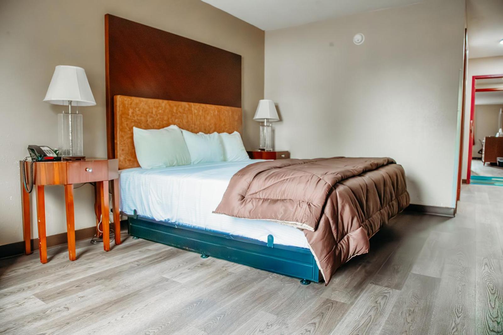 1 KING BED ACCESSIBLE SUITE NONSMOKING - Photo 1