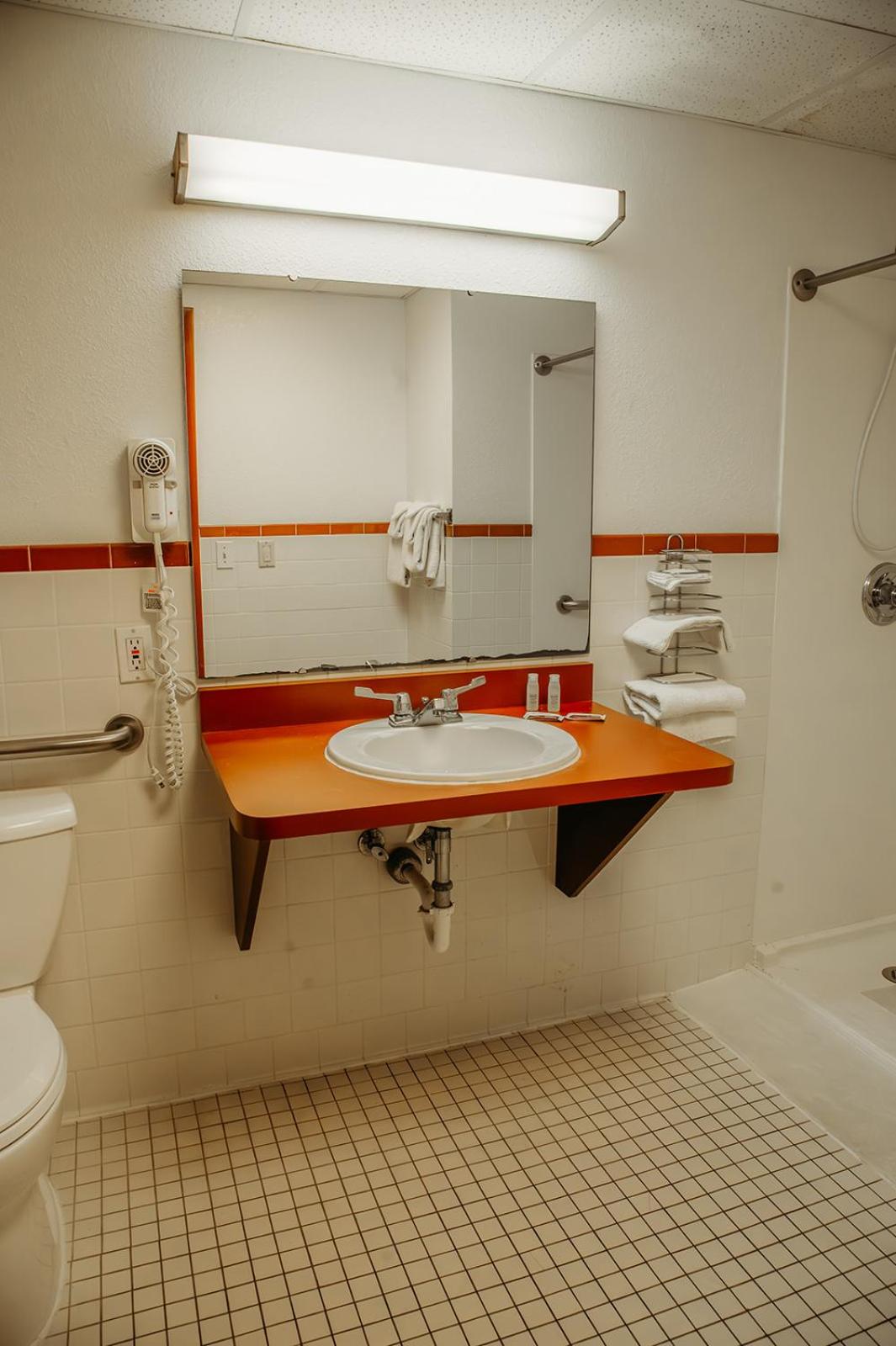 1 KING BED ACCESSIBLE SUITE NONSMOKING - Photo 3