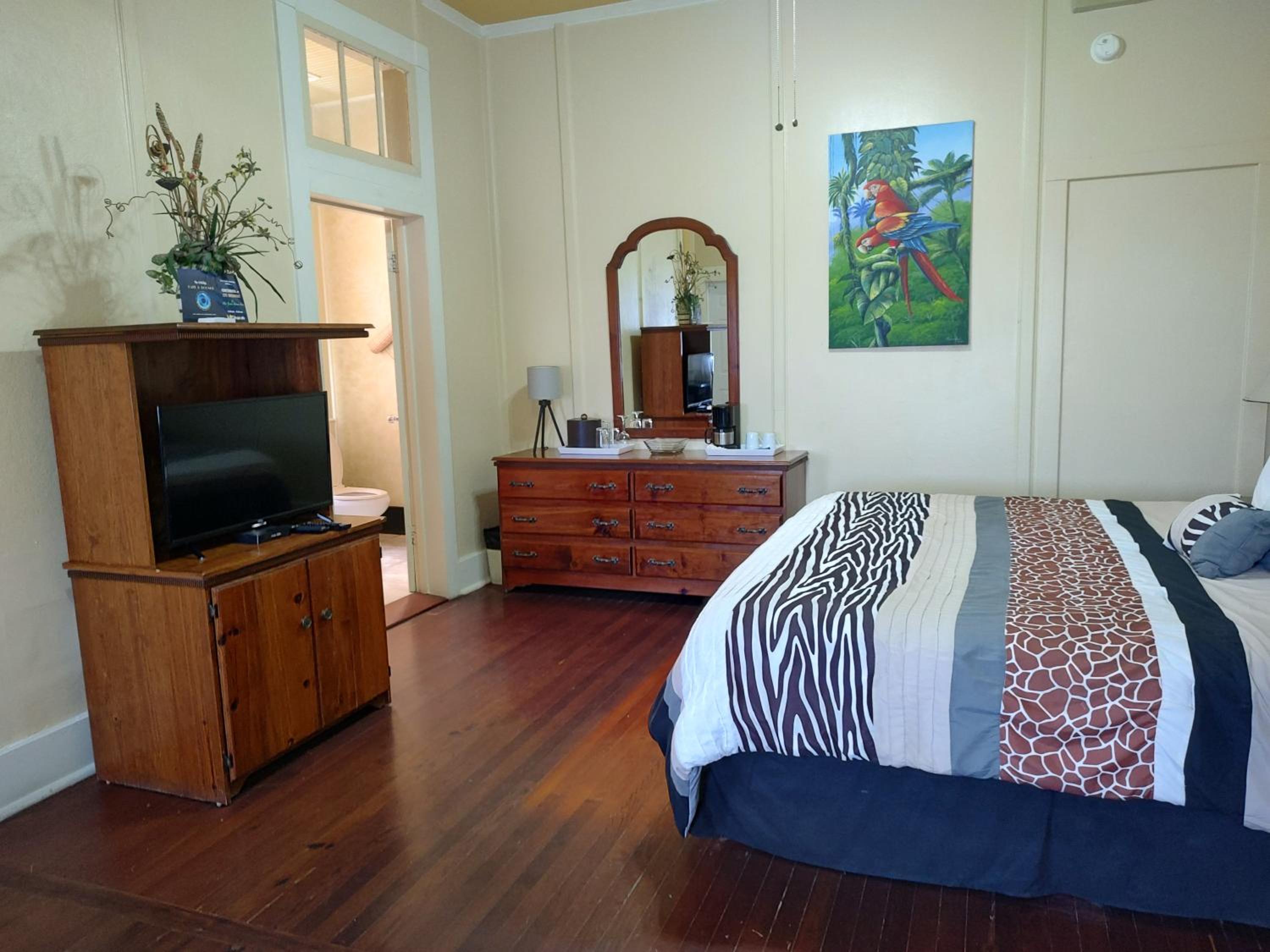 Deluxe Colonial King Room with Partial Sea View (Verandah Access) - Photo 3